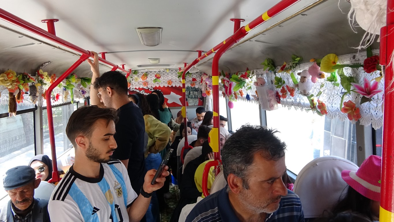 Boyle Otobus Gorulmedi Sergi Gibi (1)