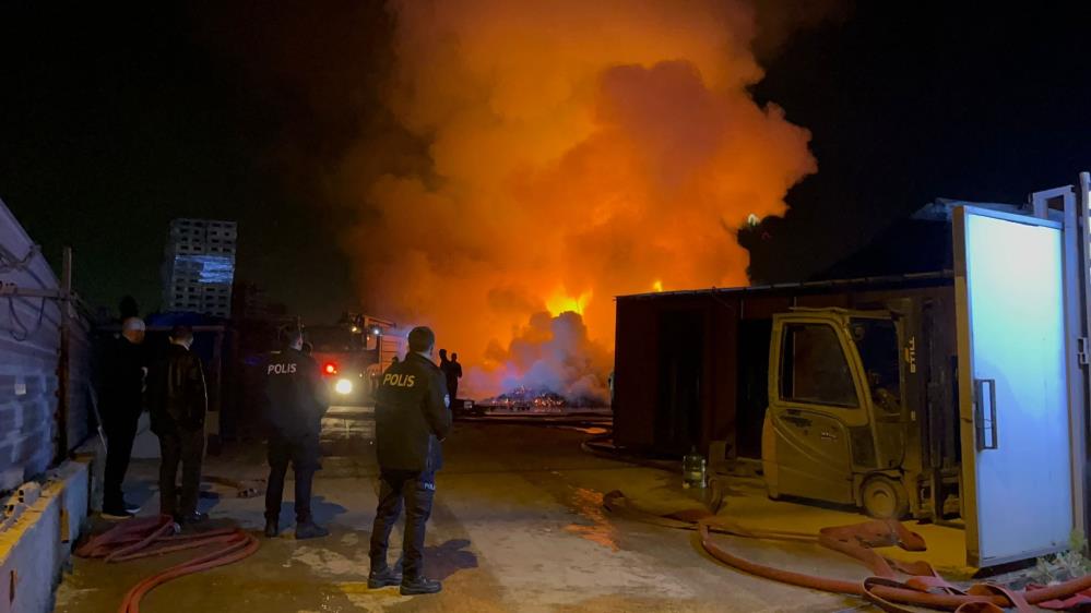 Bursada Palet Fabrikasinda Korkutan Yangin1
