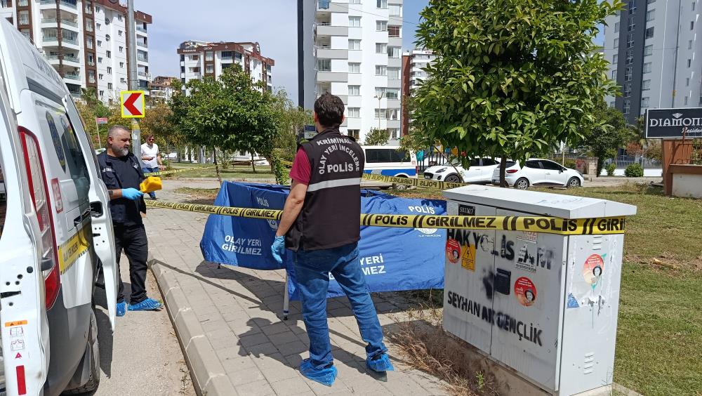 Cop Konteynerinde Kagida Sarili Posette Insan Kafatasi Cikti1
