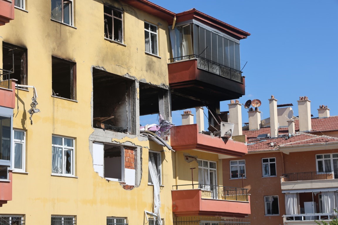 Dogalgaz Patlamasi Onlarca Kisiyi Evsiz Birakti (2)