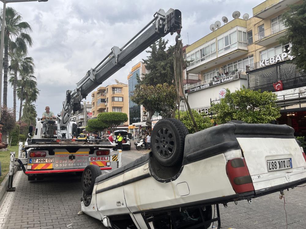 Feci Kazada Kamyonet Once Otomobile Carpti Ardindan Takla Atti 1 Yarali2