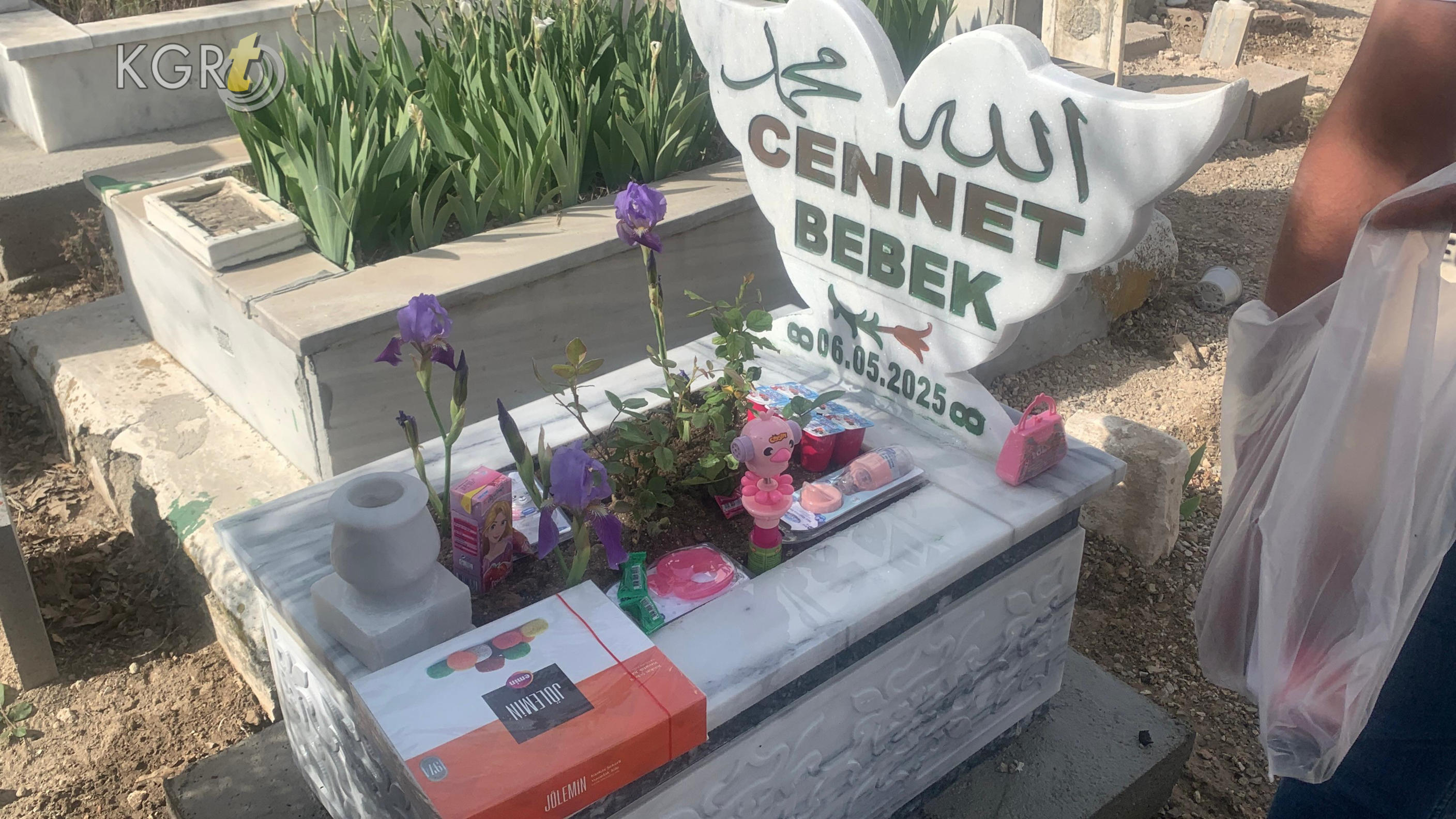 Hastane Tuvaletinin Copunde Bulunmustu Cennet Bebegin Kabrini Yaptirdi Hediyeler Birakti1