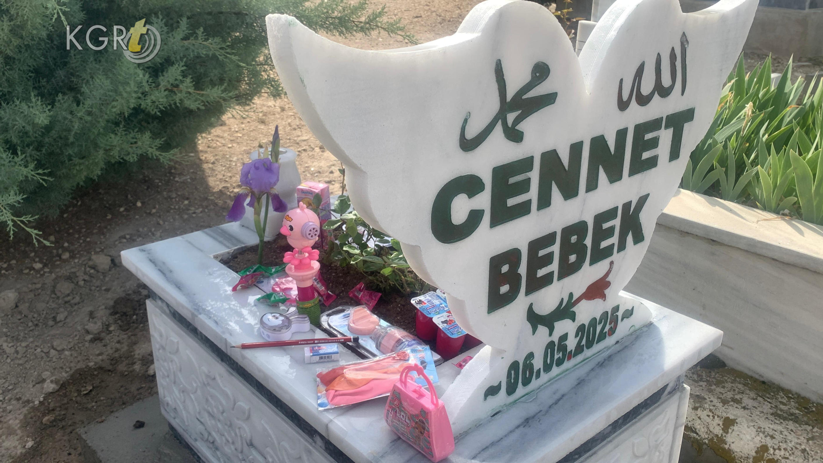 Hastane Tuvaletinin Copunde Bulunmustu Cennet Bebegin Kabrini Yaptirdi Hediyeler Birakti4