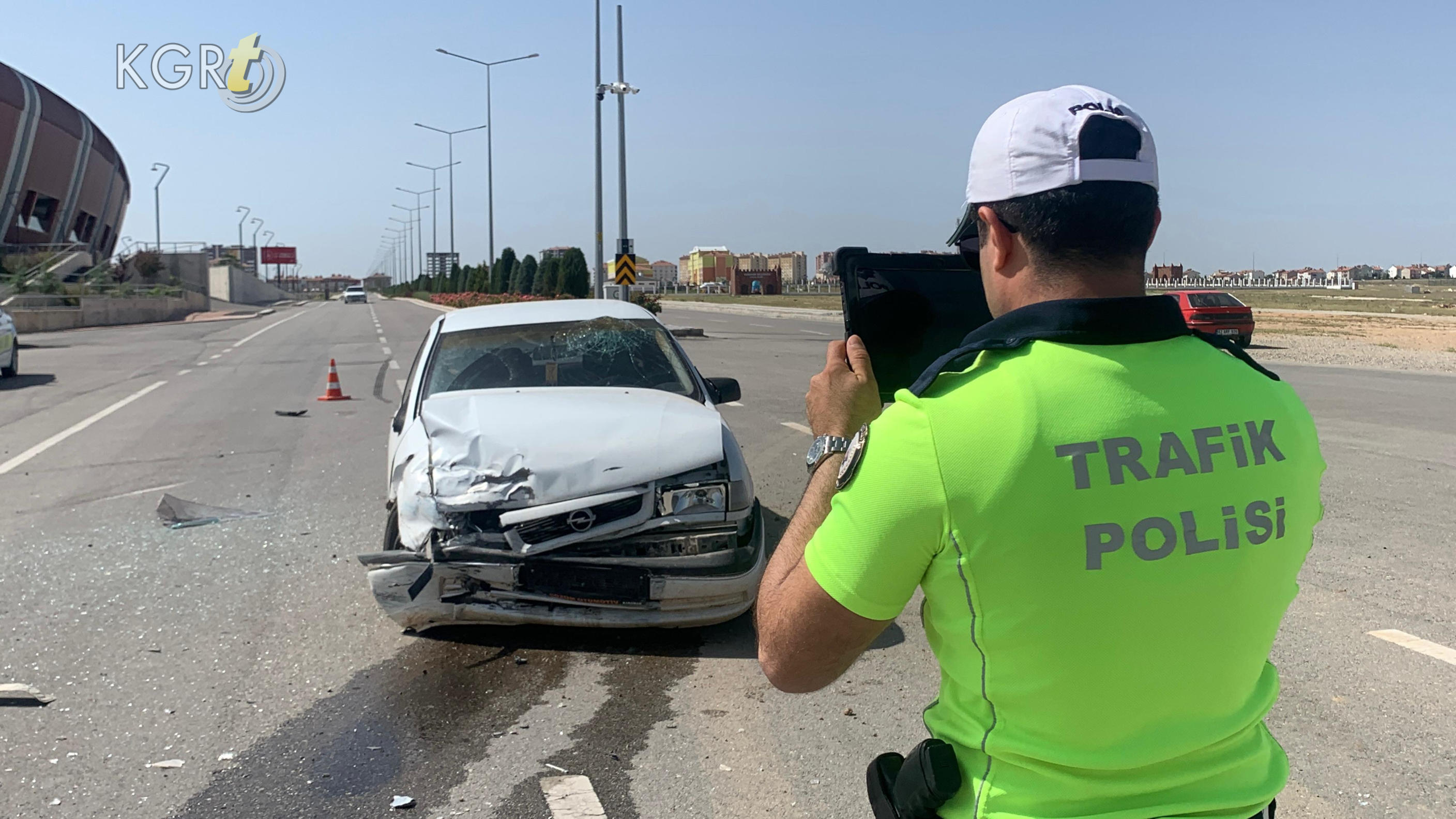 Karamanda 2 Otomobil Carpisti Biri 40 Metre Ileride Durabildi 2 Yarali9