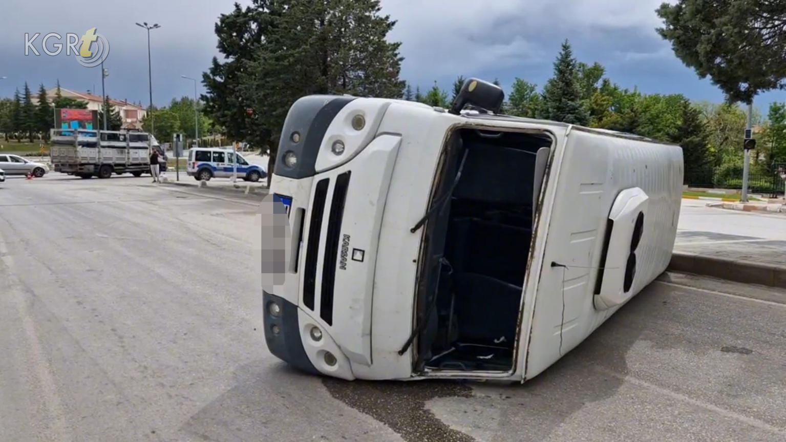 Karamanda Kamyonetle Carpisan Okul Servisi Devrildi 6 Yarali1