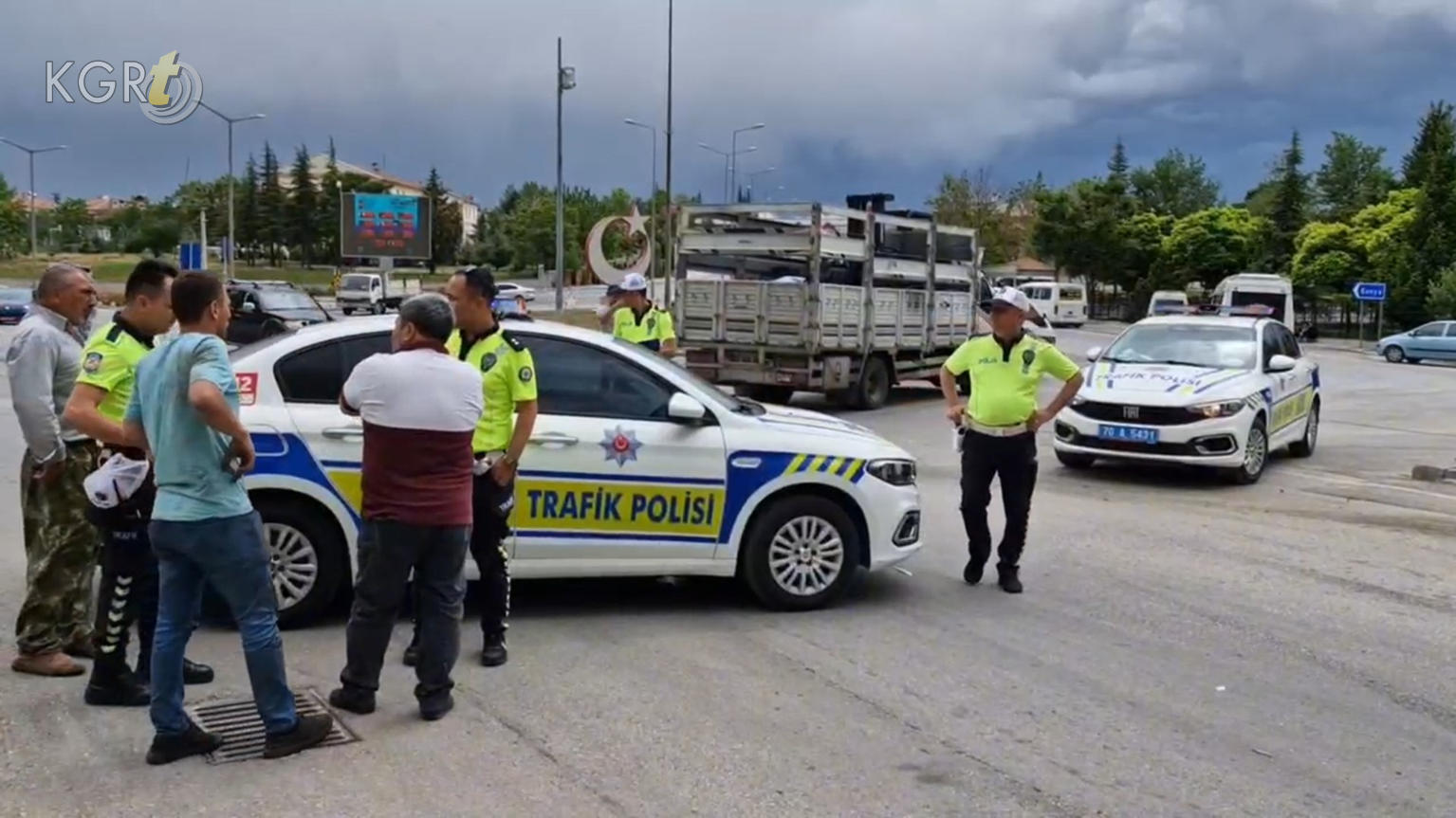 Karamanda Kamyonetle Carpisan Okul Servisi Devrildi 6 Yarali2