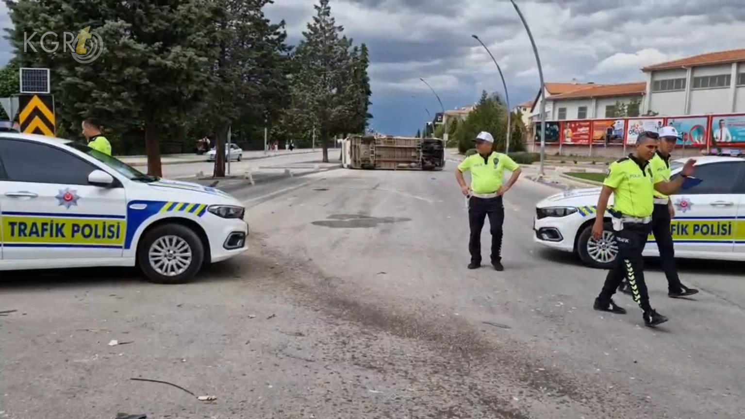 Karamanda Kamyonetle Carpisan Okul Servisi Devrildi 6 Yarali3