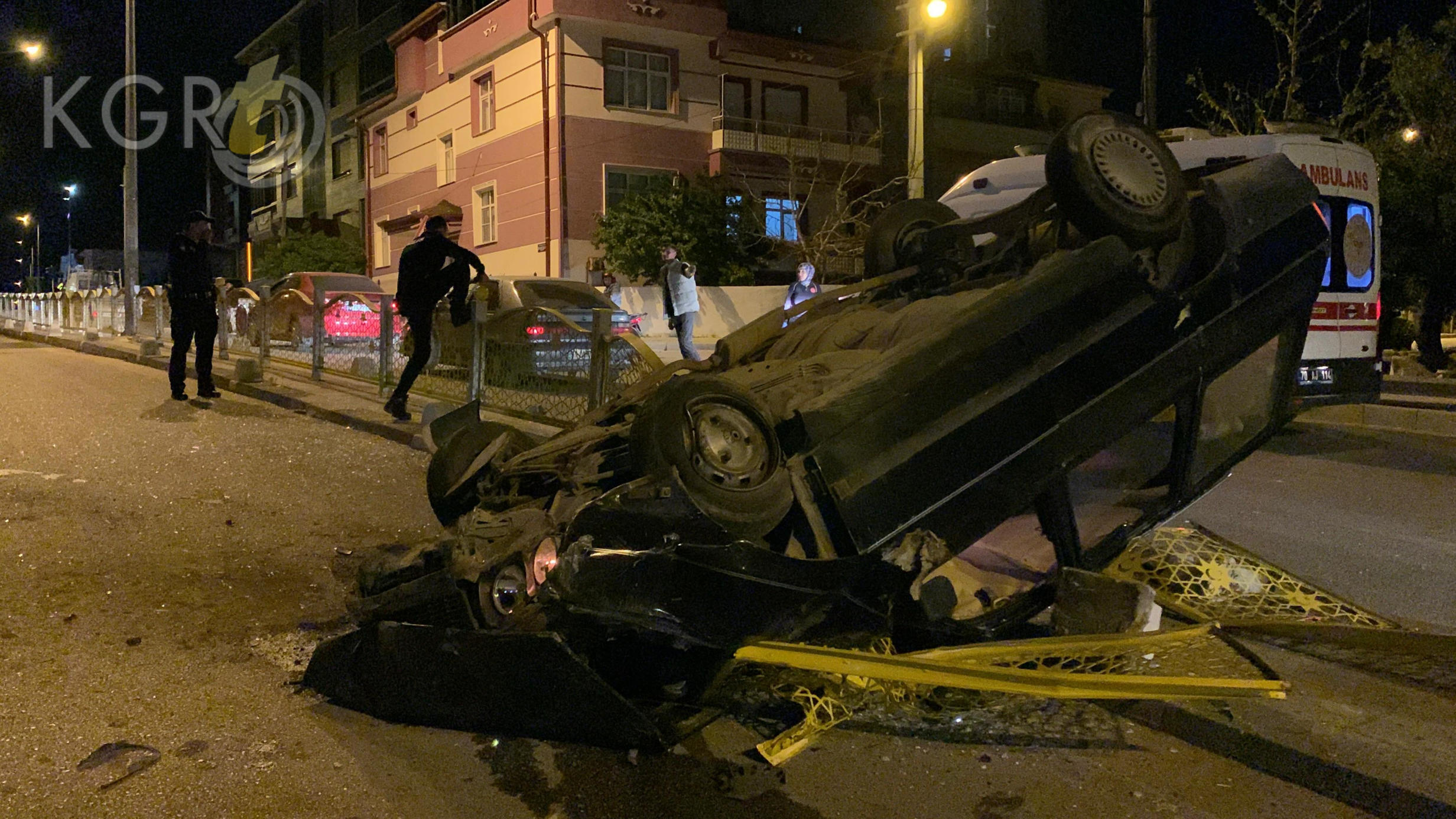 Karamanda Kontrolden Cikan Arac Demir Bariyerlere Carparak Takla Atti4