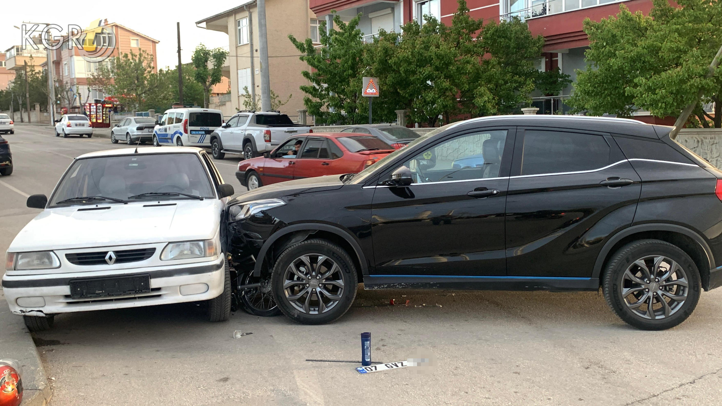 Karamanda Motosiklet 2 Otomobilin Arasinda Kaldi Surucusu Olumden Dondu10