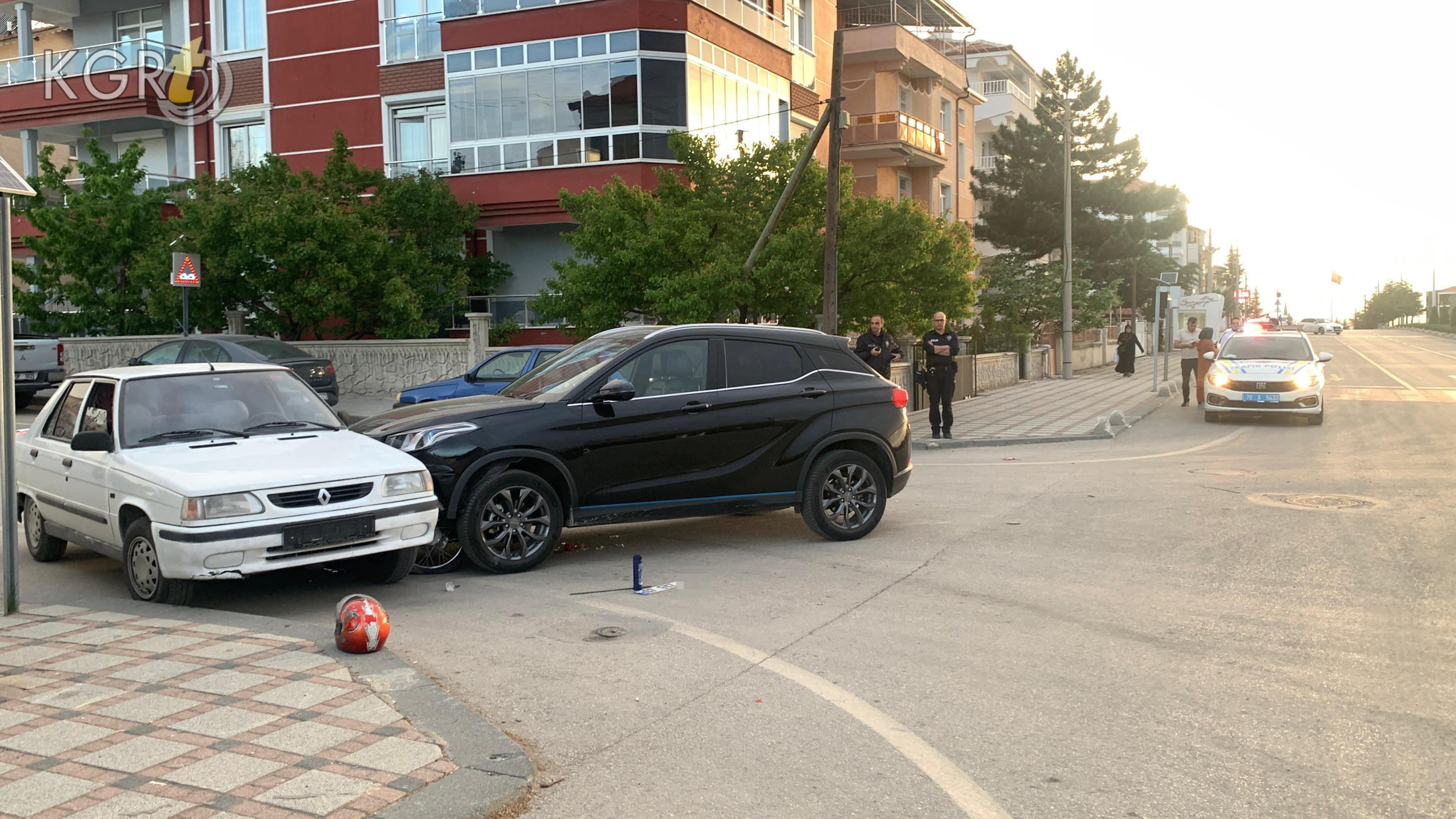 Karamanda Motosiklet 2 Otomobilin Arasinda Kaldi Surucusu Olumden Dondu11