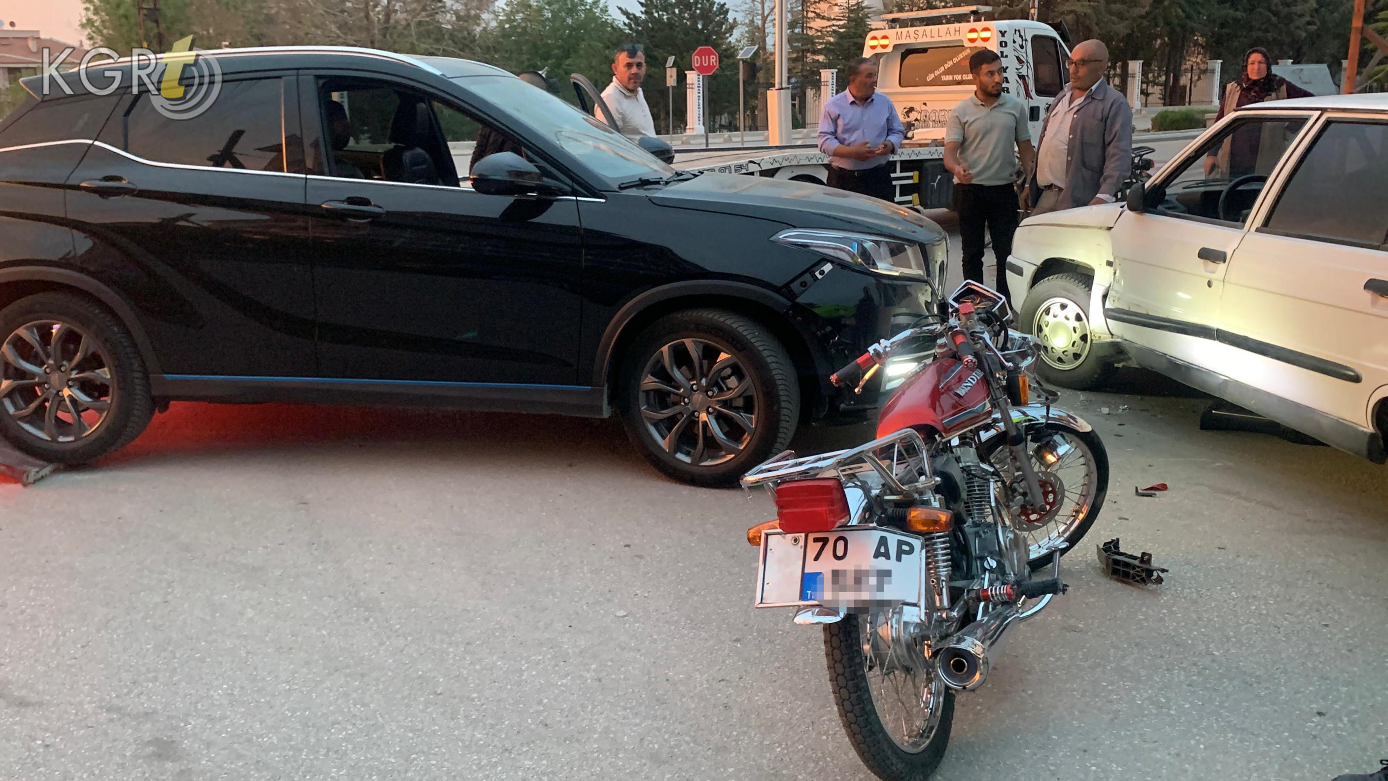 Karamanda Motosiklet 2 Otomobilin Arasinda Kaldi Surucusu Olumden Dondu12