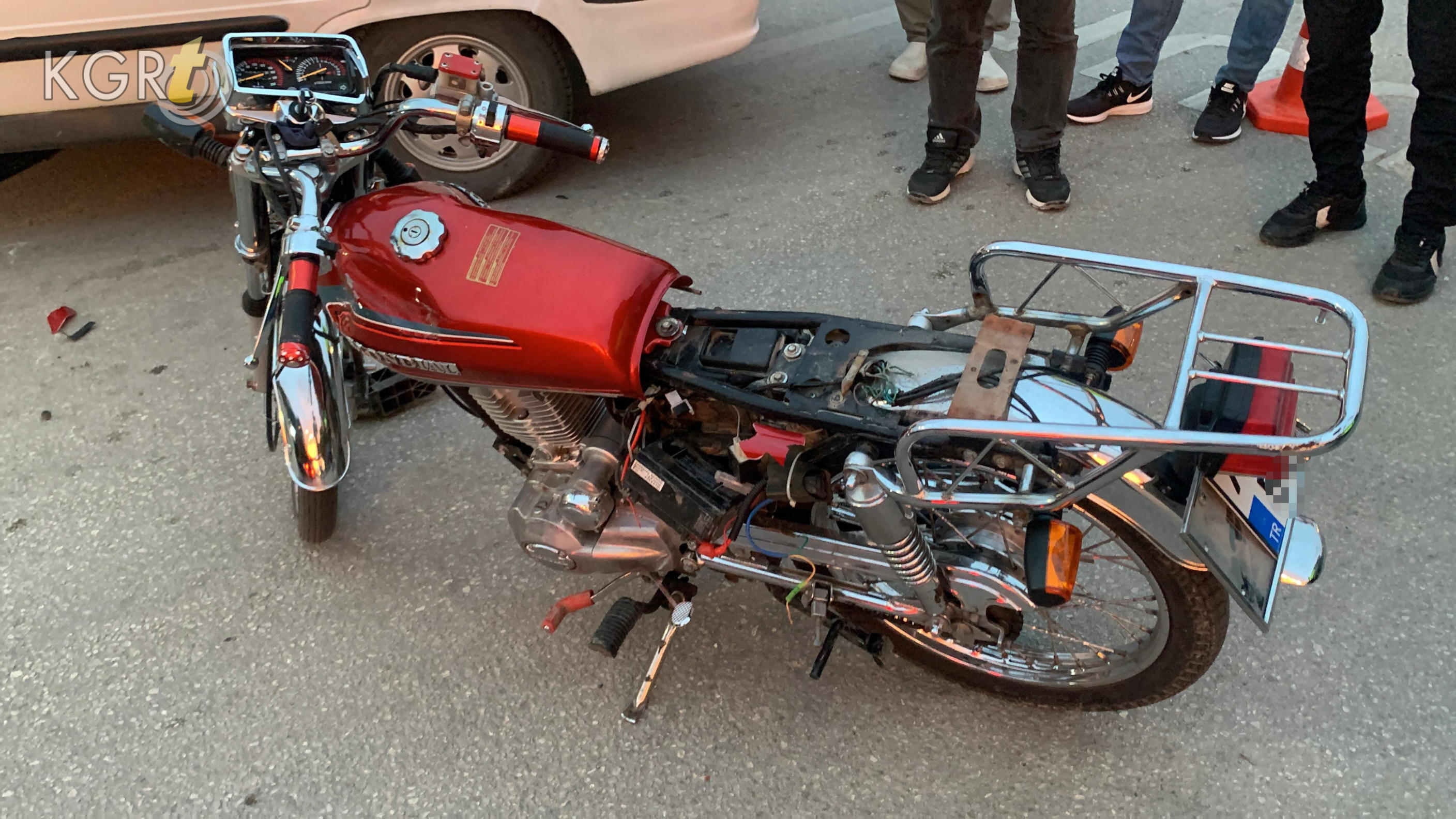 Karamanda Motosiklet 2 Otomobilin Arasinda Kaldi Surucusu Olumden Dondu13