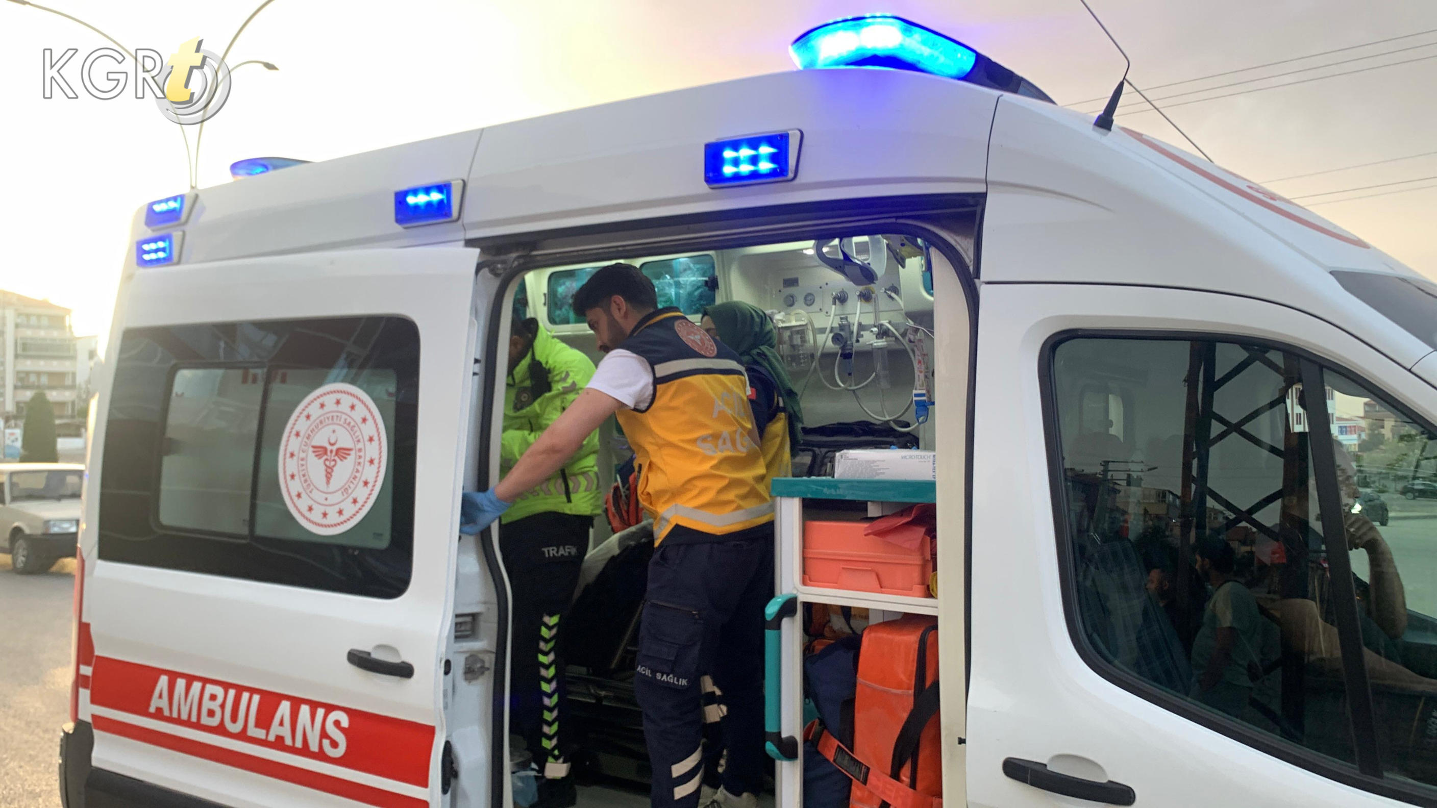 Karamanda Motosiklet 2 Otomobilin Arasinda Kaldi Surucusu Olumden Dondu15