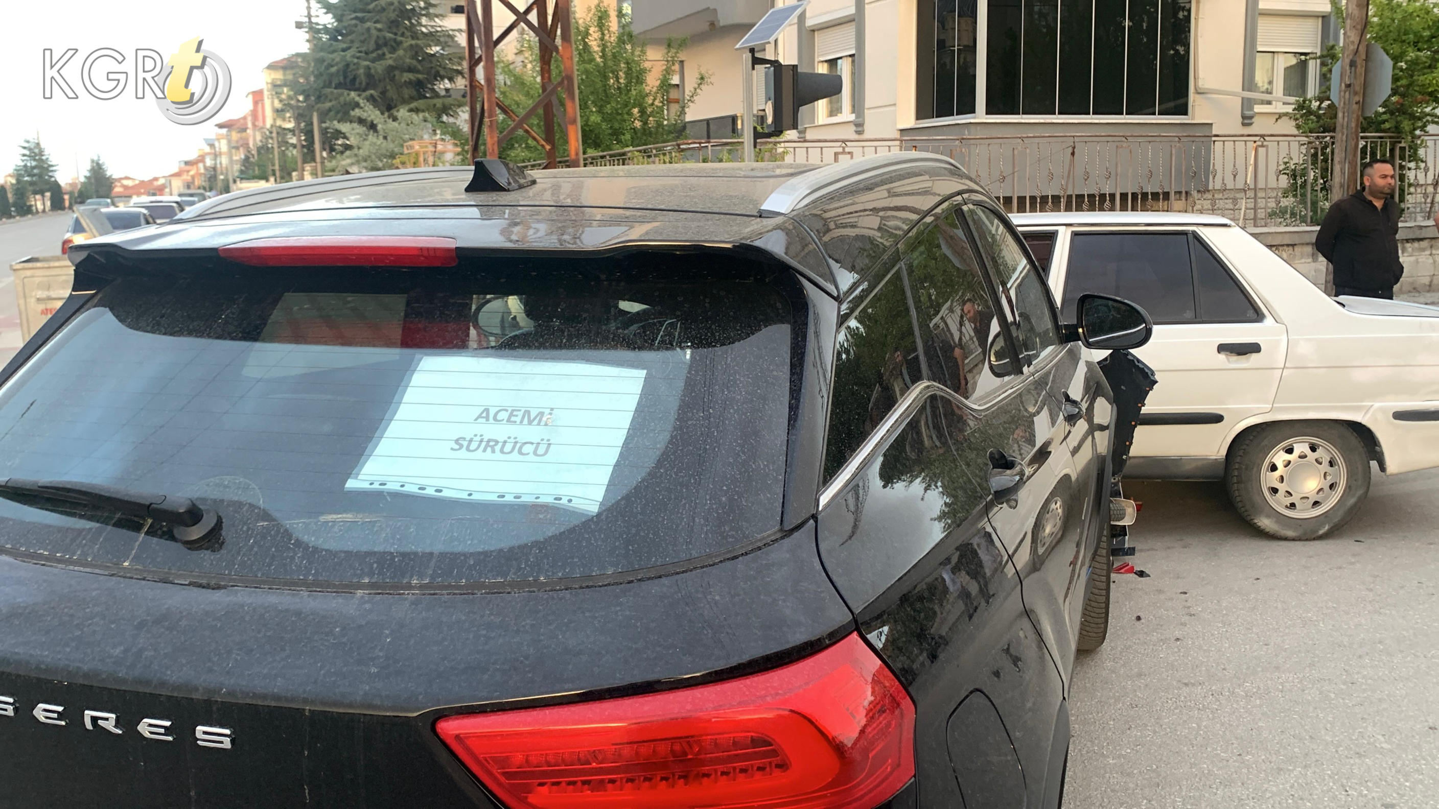 Karamanda Motosiklet 2 Otomobilin Arasinda Kaldi Surucusu Olumden Dondu3