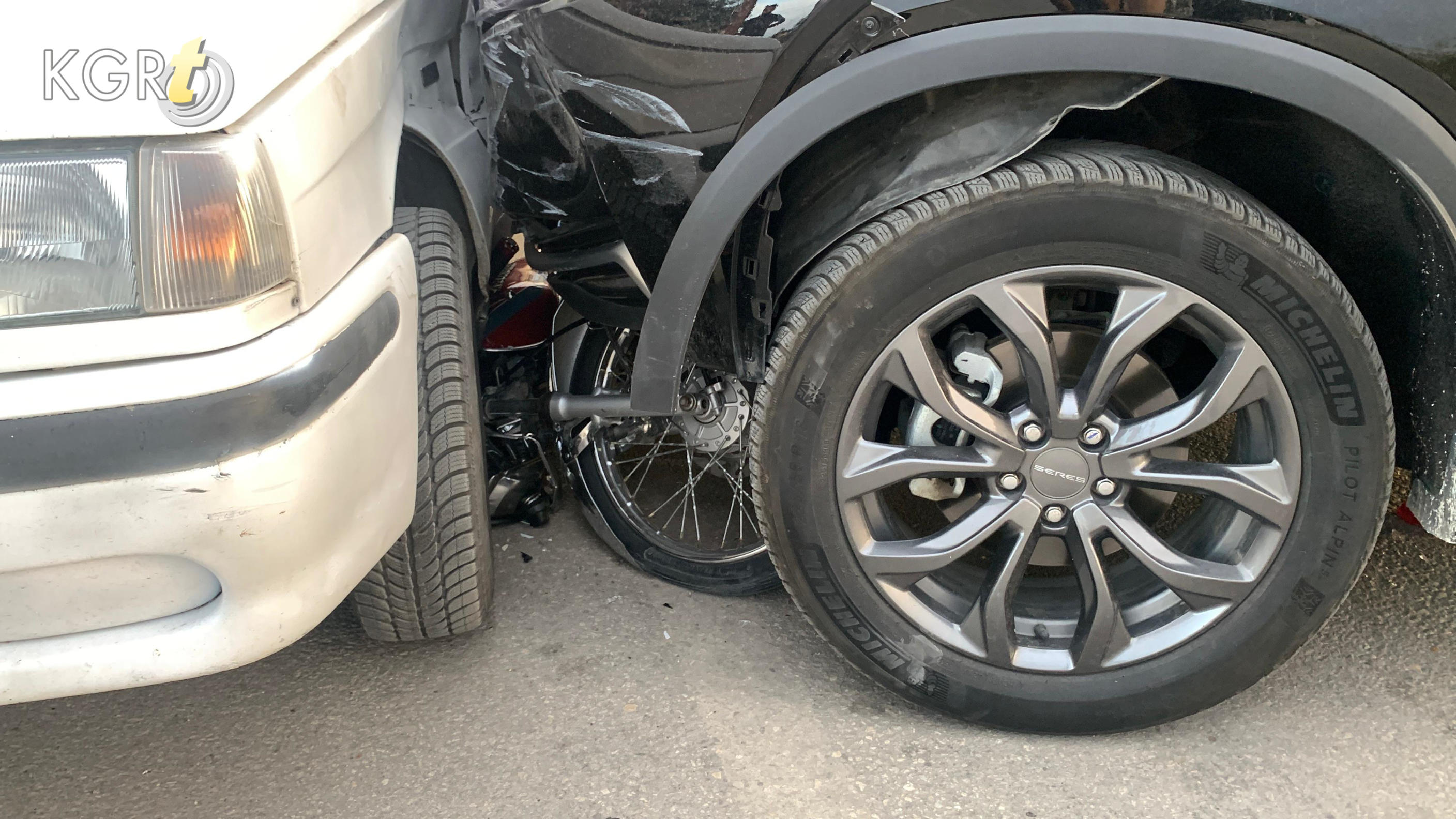 Karamanda Motosiklet 2 Otomobilin Arasinda Kaldi Surucusu Olumden Dondu4