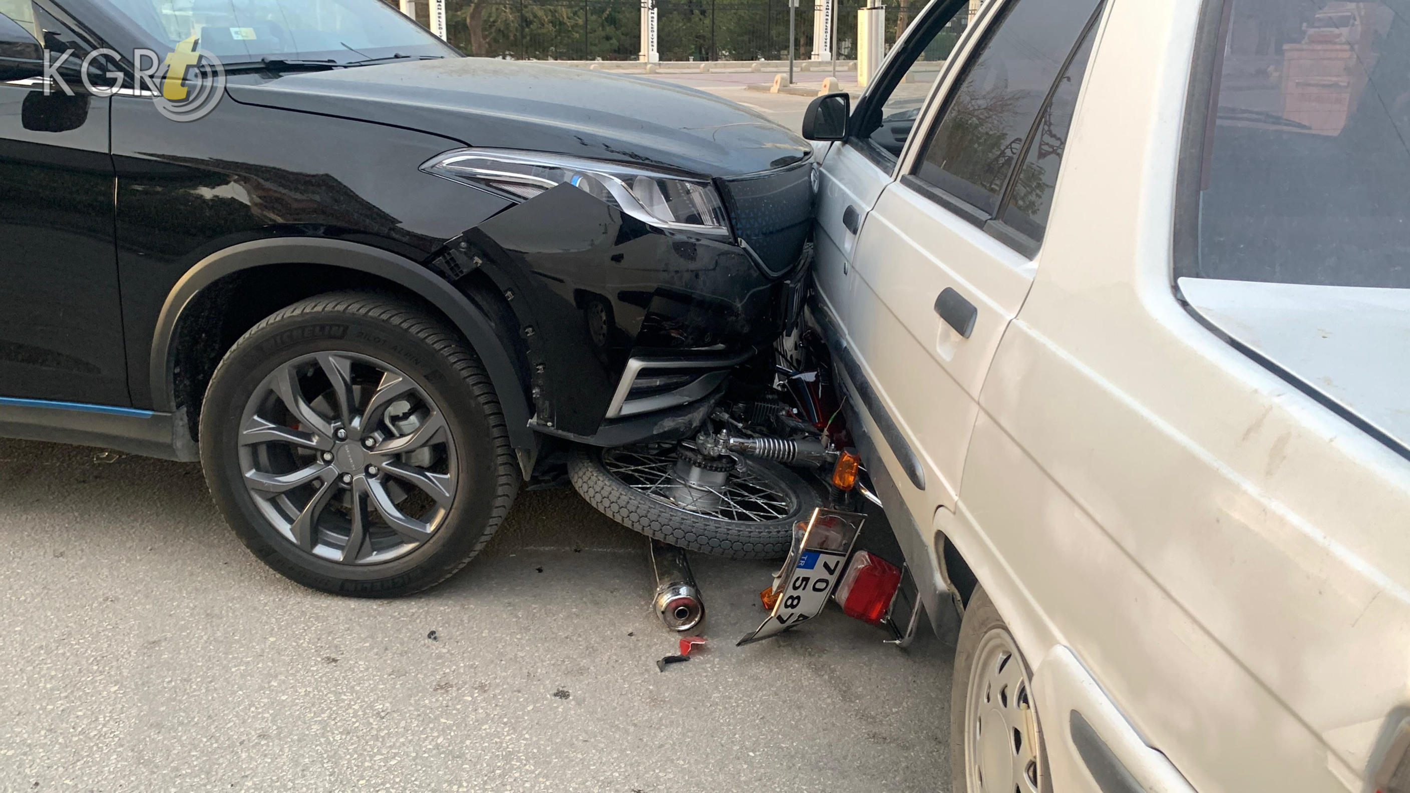 Karamanda Motosiklet 2 Otomobilin Arasinda Kaldi Surucusu Olumden Dondu5