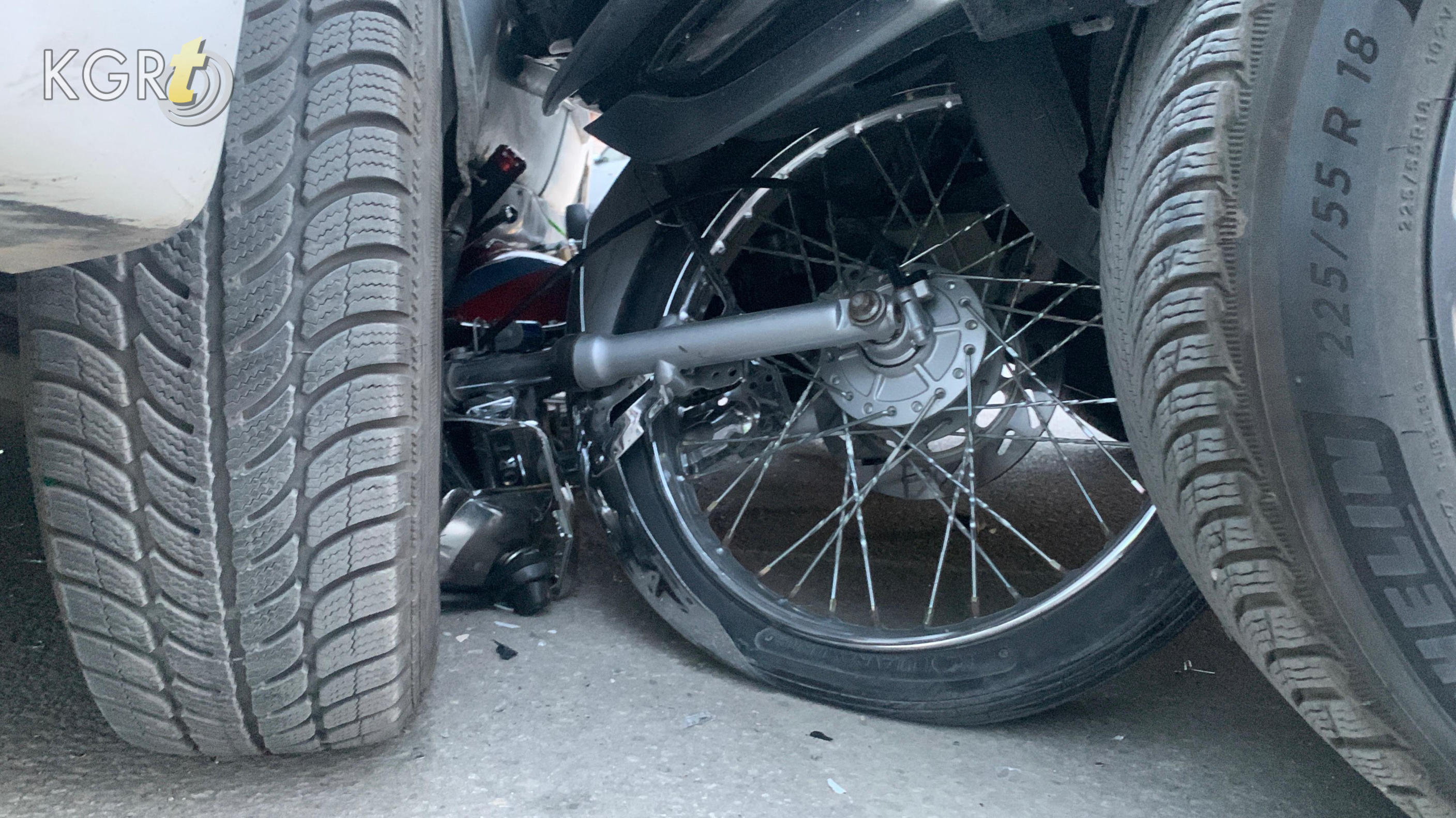 Karamanda Motosiklet 2 Otomobilin Arasinda Kaldi Surucusu Olumden Dondu7