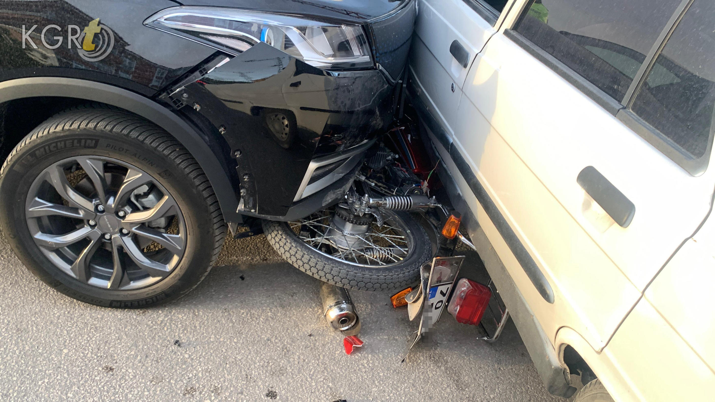 Karamanda Motosiklet 2 Otomobilin Arasinda Kaldi Surucusu Olumden Dondu9