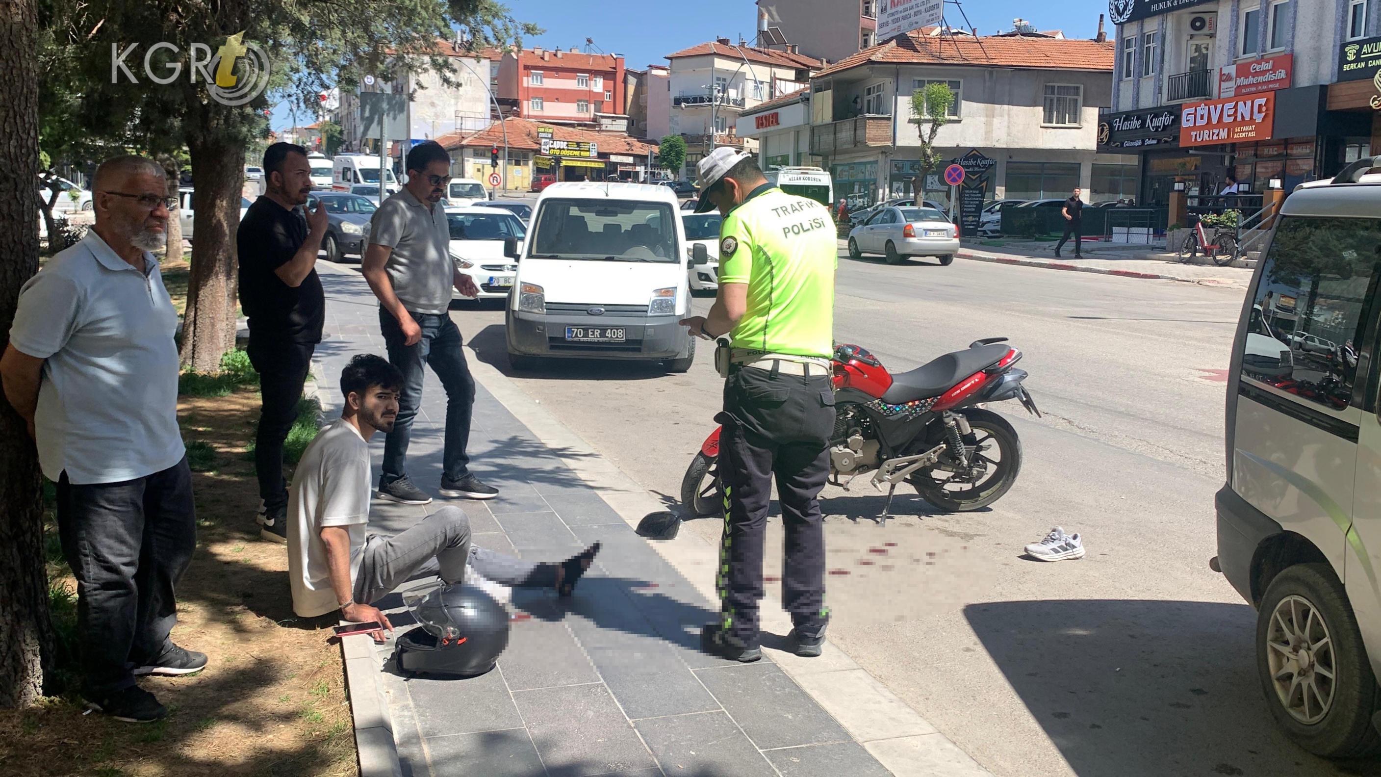 Karamanda Motosikletle Otomobil Carpisti 18 Yasindaki Genc Yaralandi6