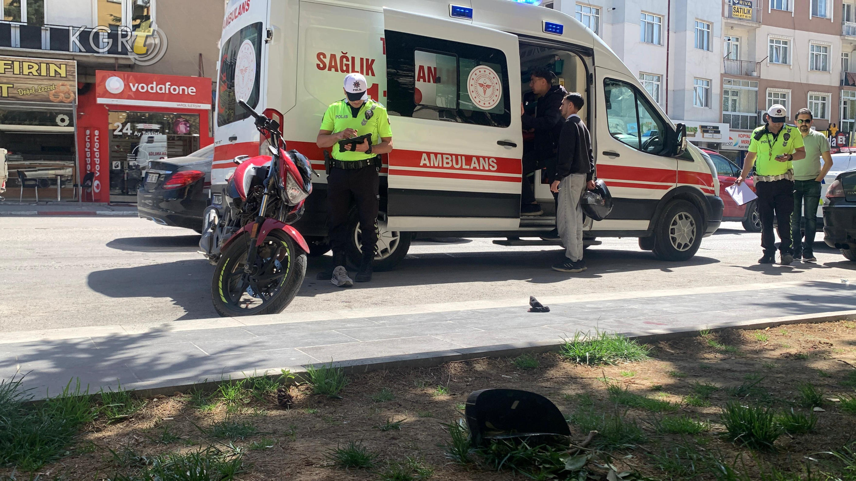 Karamanda Motosikletle Otomobil Carpisti 18 Yasindaki Genc Yaralandi9