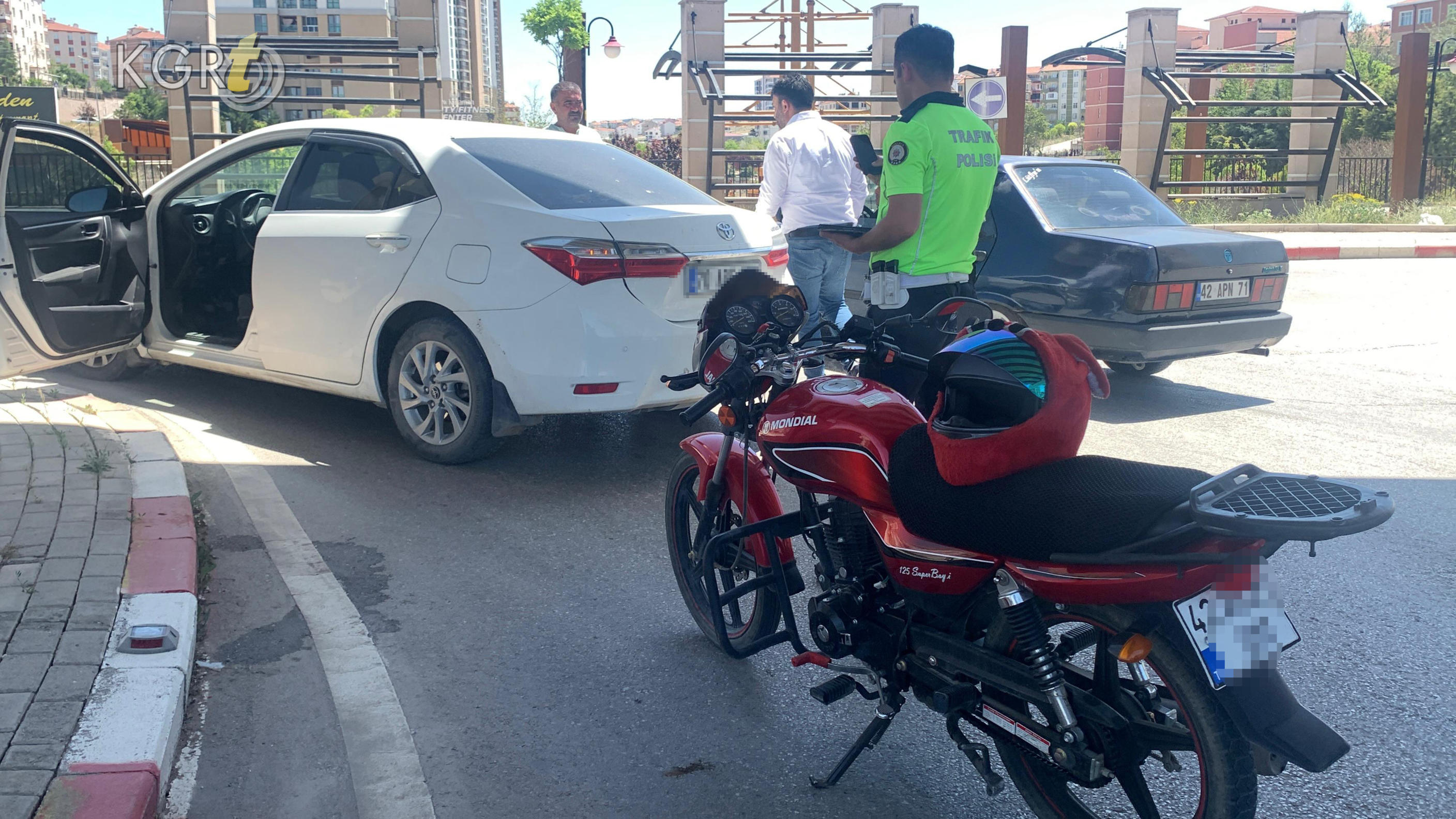 Karamanda Otomobille Carpisan Motosiklet Surucusu Genc Yaralandi4