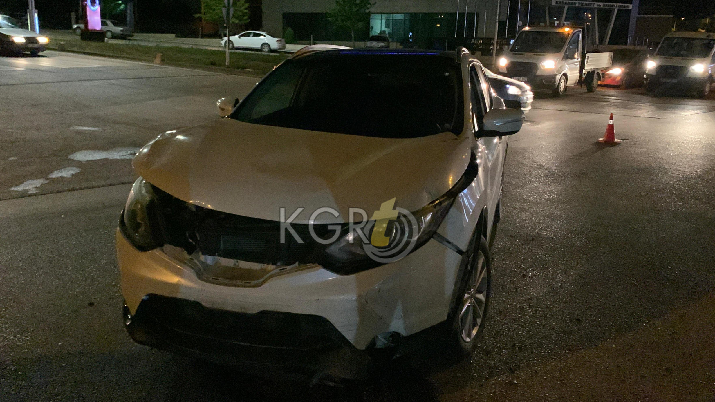 Karamanda Suv Aracla Carpisan Ticari Arac Devrildi11