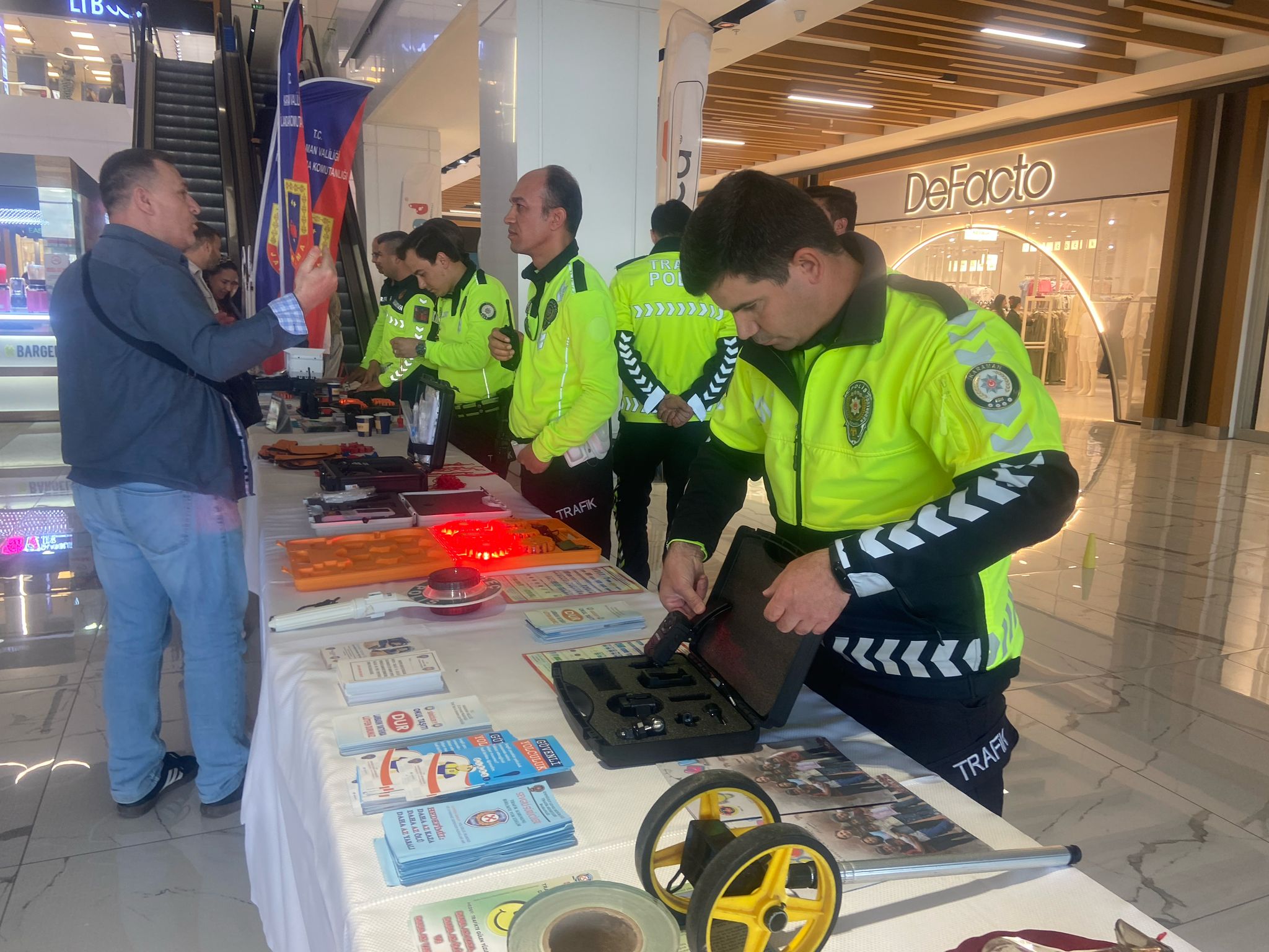 Karamanda Trafik Haftasinda Bilgilendirme Yapiliyor (2)