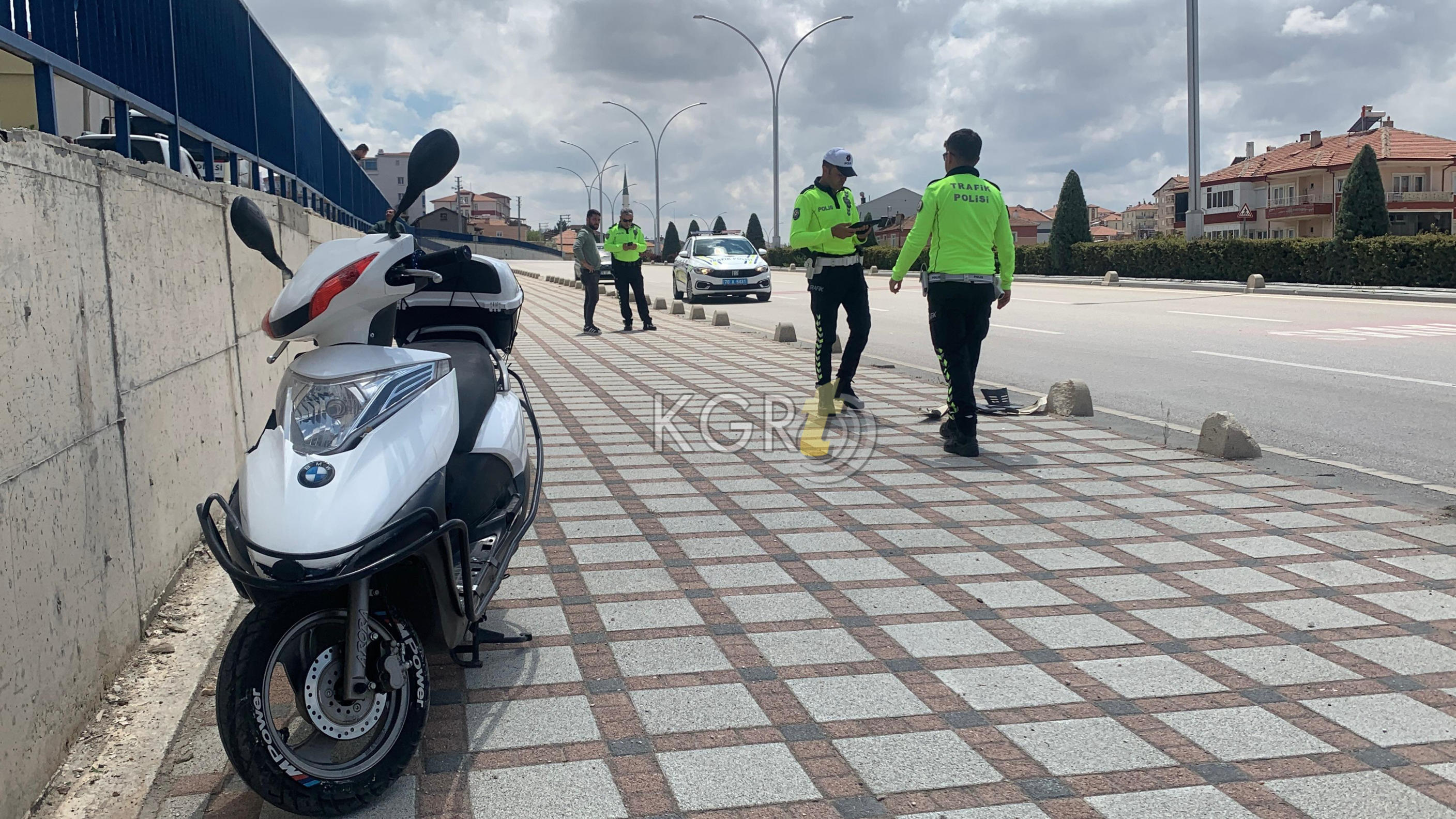 Kontrolden Cikan Motosiklet 20 Metre Suruklendi Surucusu Yaralandi4
