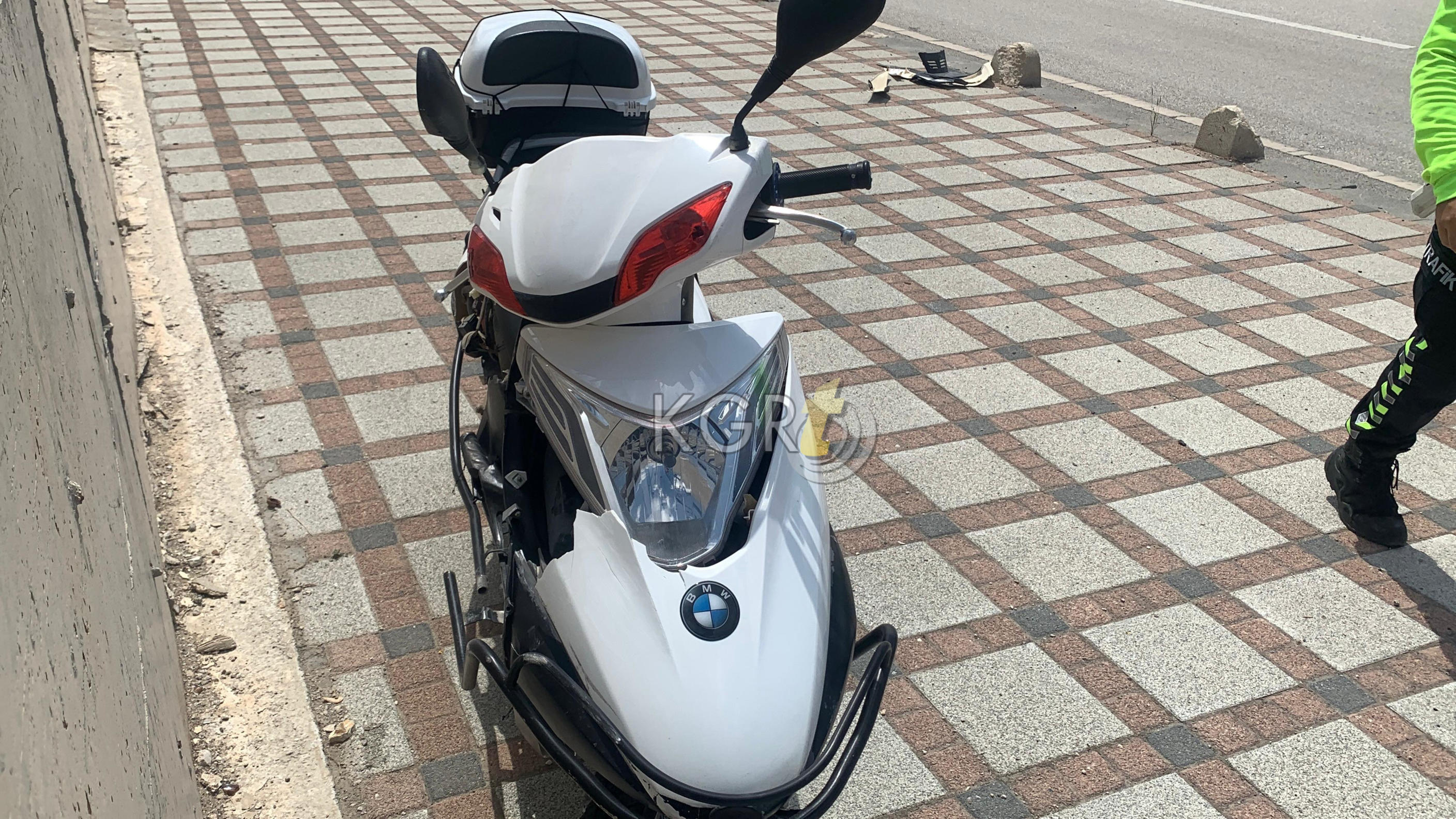 Kontrolden Cikan Motosiklet 20 Metre Suruklendi Surucusu Yaralandi7