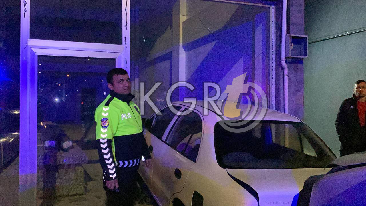 Minibus Surucusu Rahatsizlandi Park Halindeki Otomobile Vurarak Durabildi1