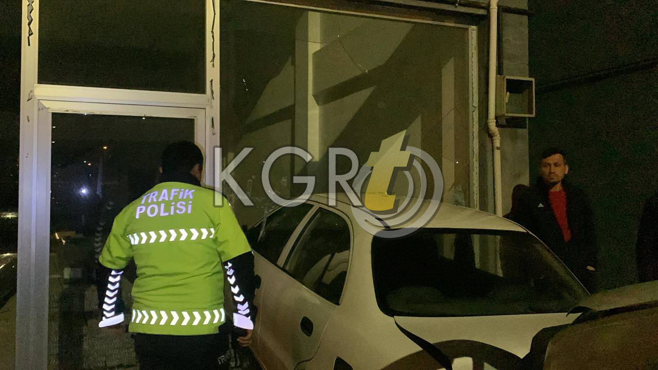 Minibus Surucusu Rahatsizlandi Park Halindeki Otomobile Vurarak Durabildi2