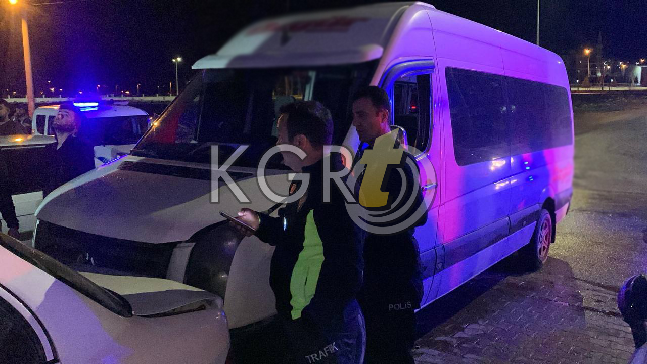 Minibus Surucusu Rahatsizlandi Park Halindeki Otomobile Vurarak Durabildi3