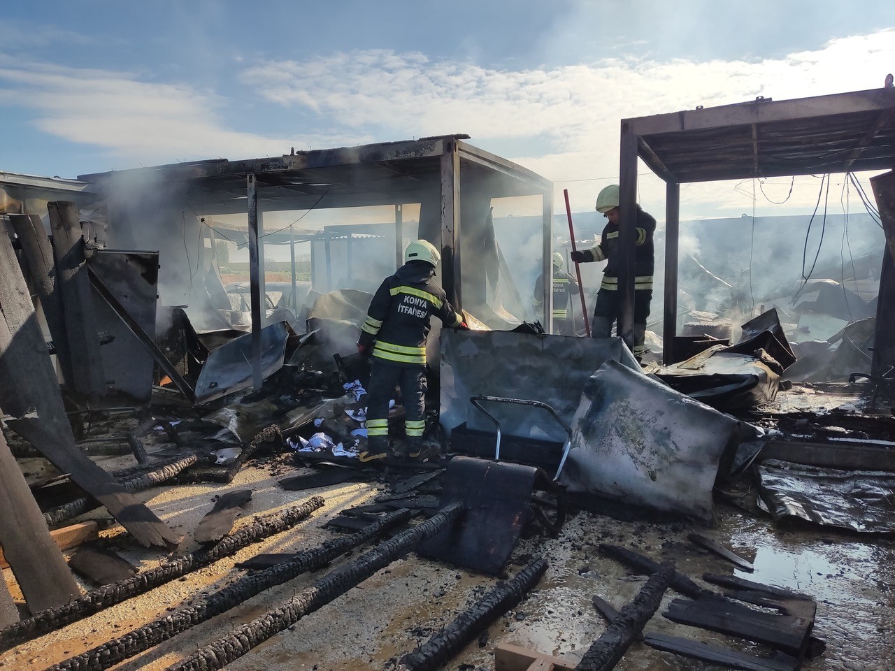 Okul Insaatinda Yangin 7 Konteyner Kullanilamaz Hale Geldi (1)