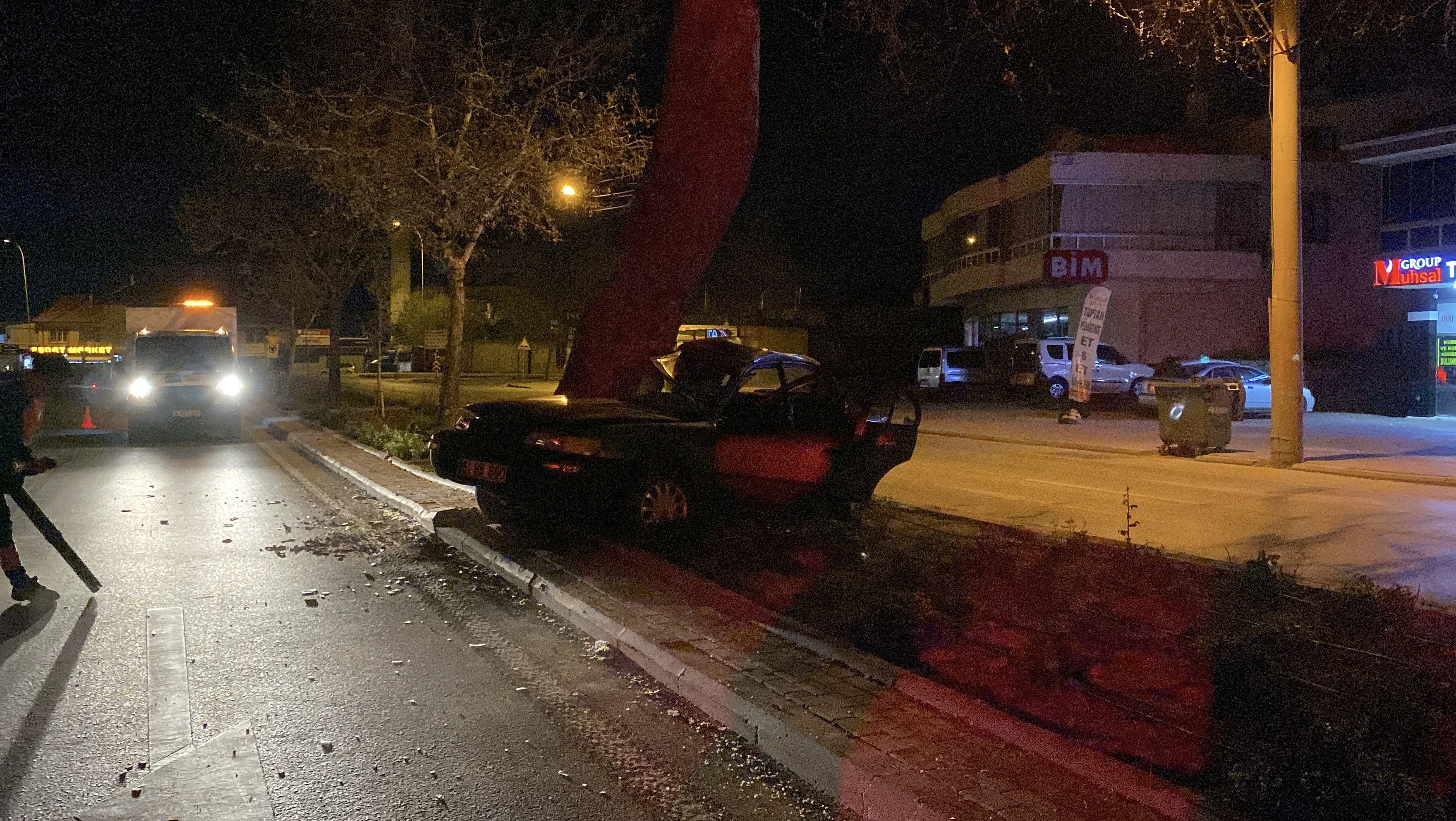 Otomobil Agaca Carpti Surucu Agir Yaralandi (2)