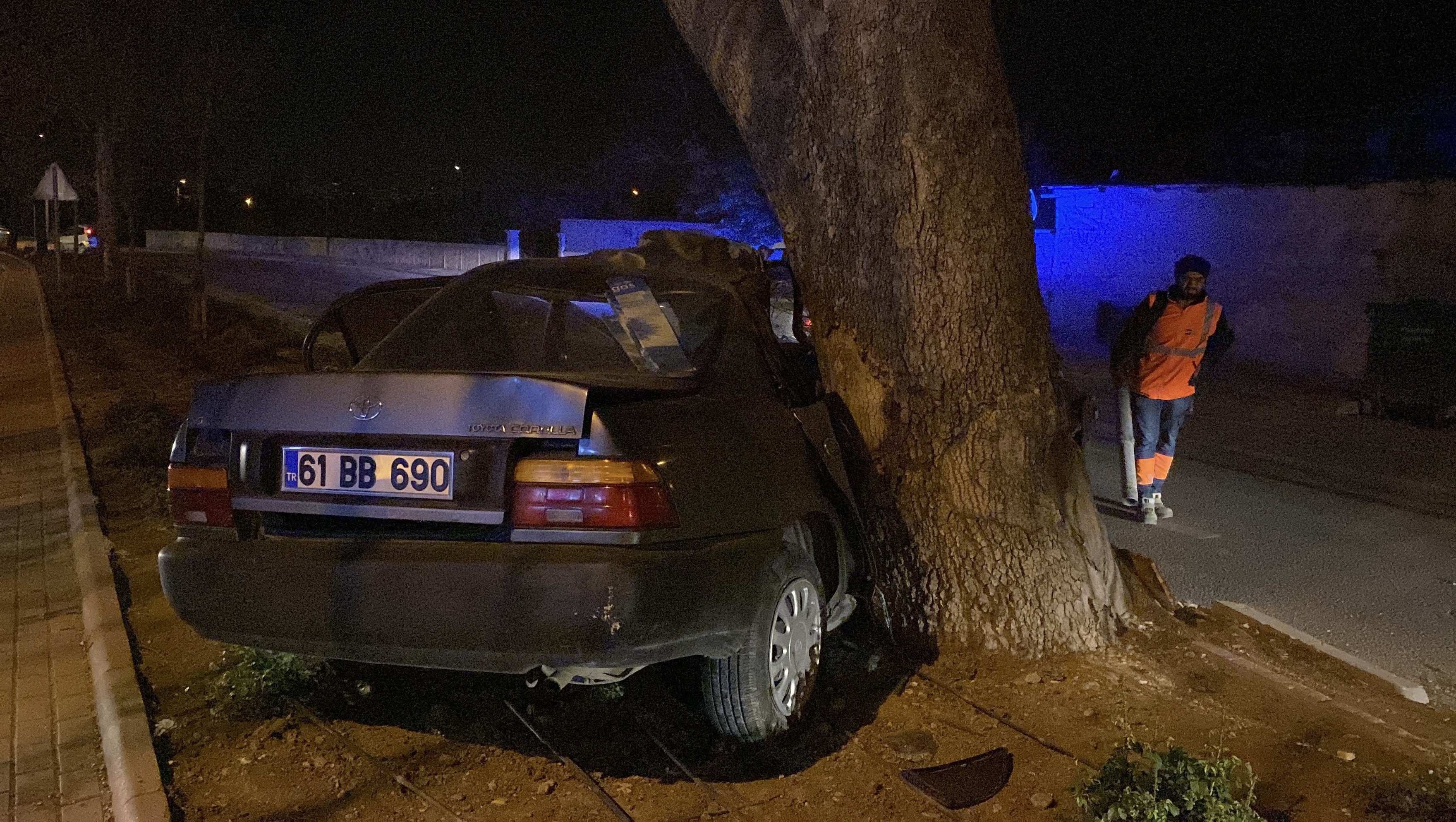 Otomobil Agaca Carpti Surucu Agir Yaralandi (3)