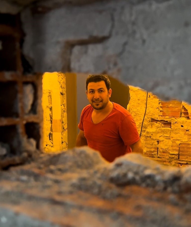 Saka Gibi Olay Duvar Kirildi Tamirci Gorundu (2)
