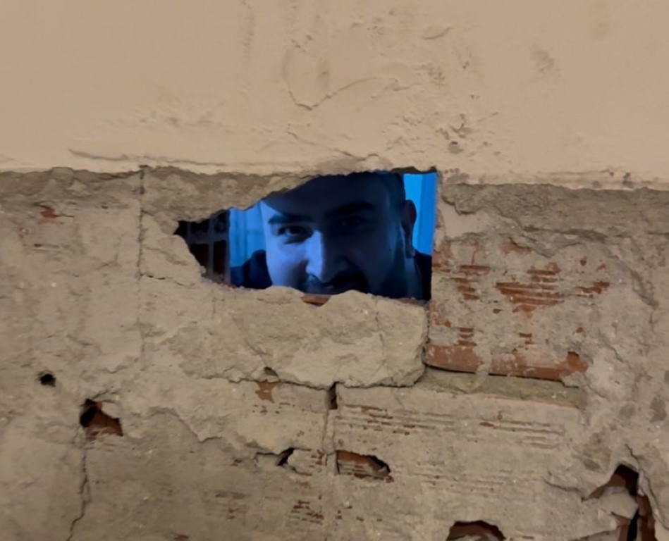 Saka Gibi Olay Duvar Kirildi Tamirci Gorundu (3)