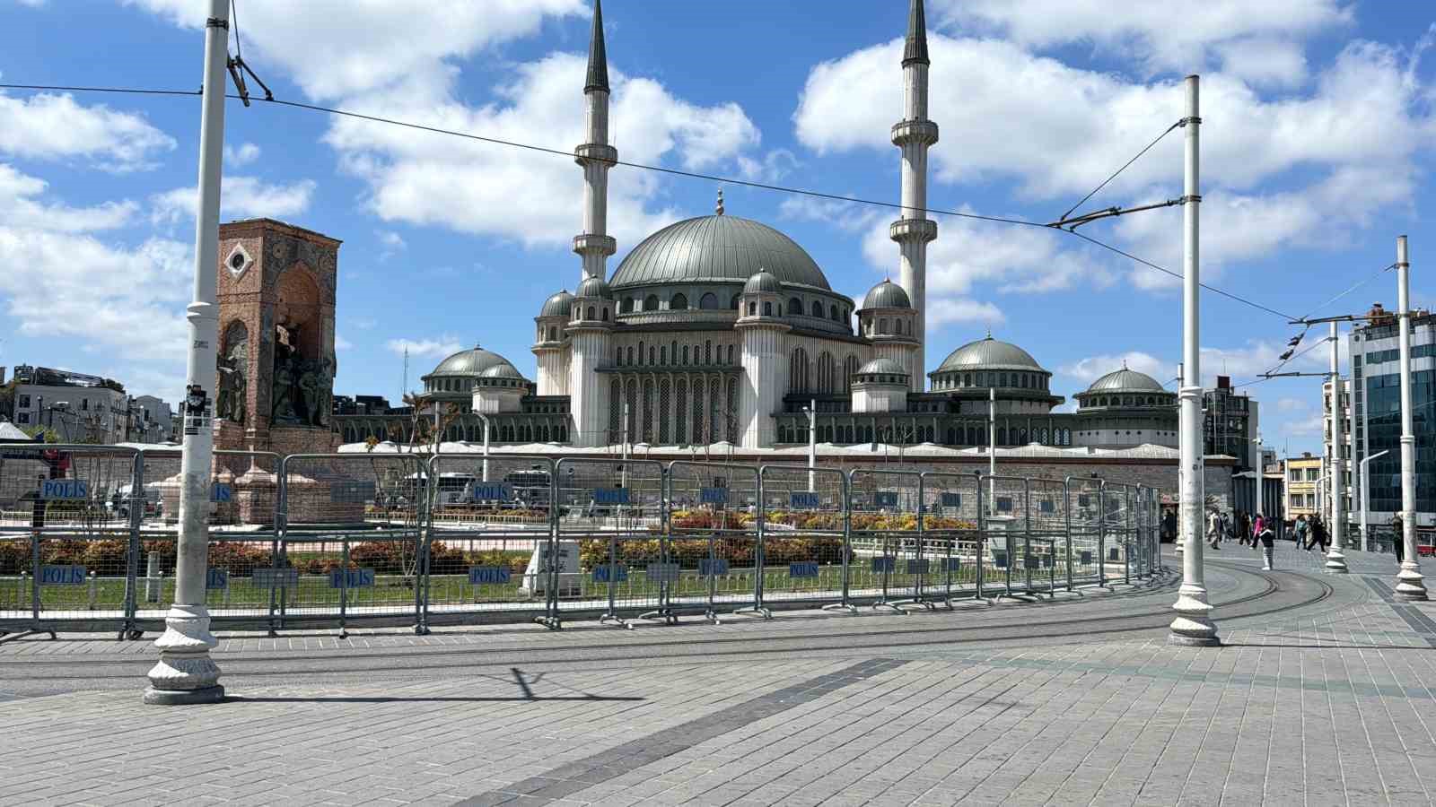 Taksim Meydani Neden Kapatildi 212 Kisi Gozaltina Alindi (2)