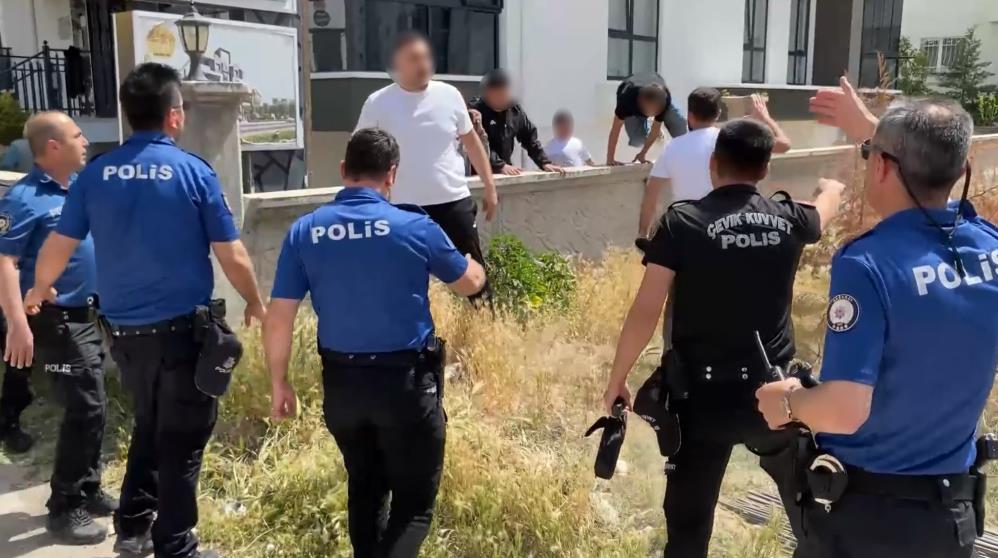 Trafik Kazasi Sonrasi Ortalik Karisti 2Si Silahla Toplam 8 Yarali3