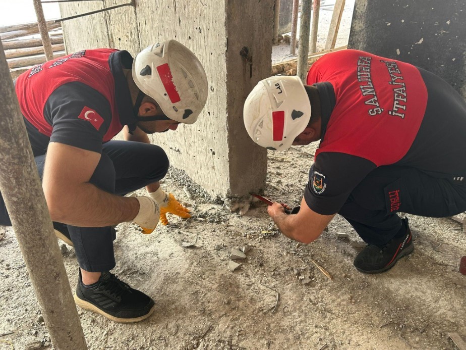 Uzerine Beton Dokulen Yavru Kedi Boyle Kurtarildi1