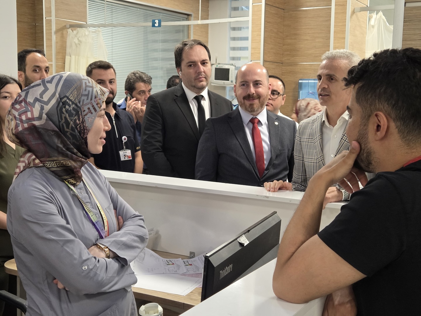 Vali Cicekli Kazada Yaralananlari Ziyaret Etti1