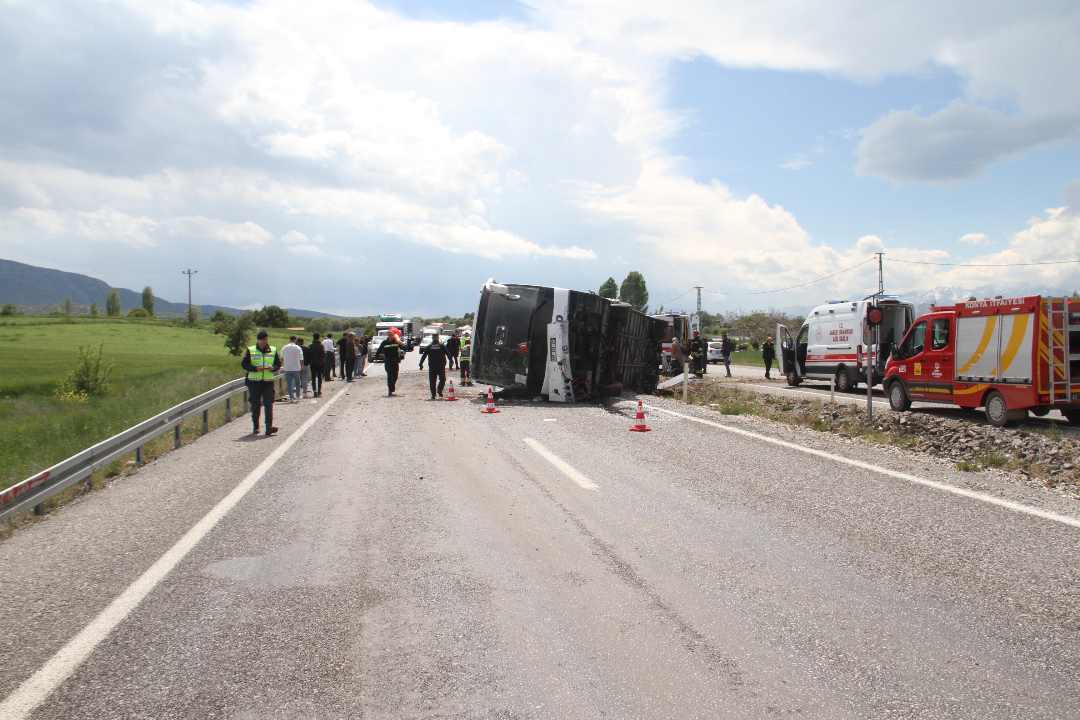 Yolcu Otobusu Devrildi 13 Kisi Yaralandi (1)