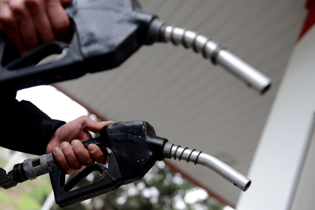 akaryakitta-motorin-ve-benzine-cifte-zam1