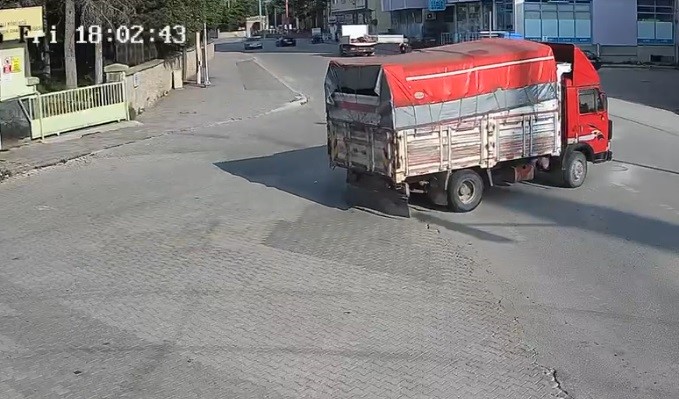 Acik Kamyonet Kapagi 15 Yasindaki Kizin Canini Aldi (1)