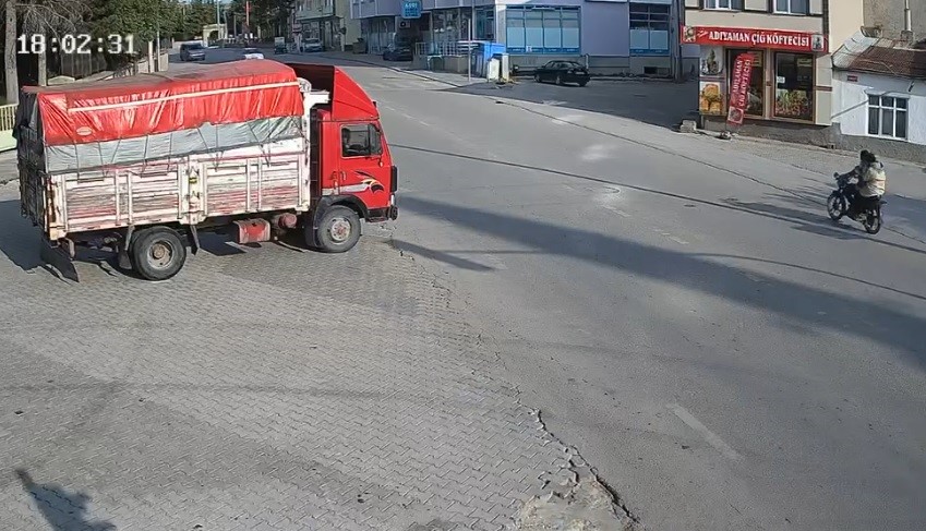 Acik Kamyonet Kapagi 15 Yasindaki Kizin Canini Aldi (3)