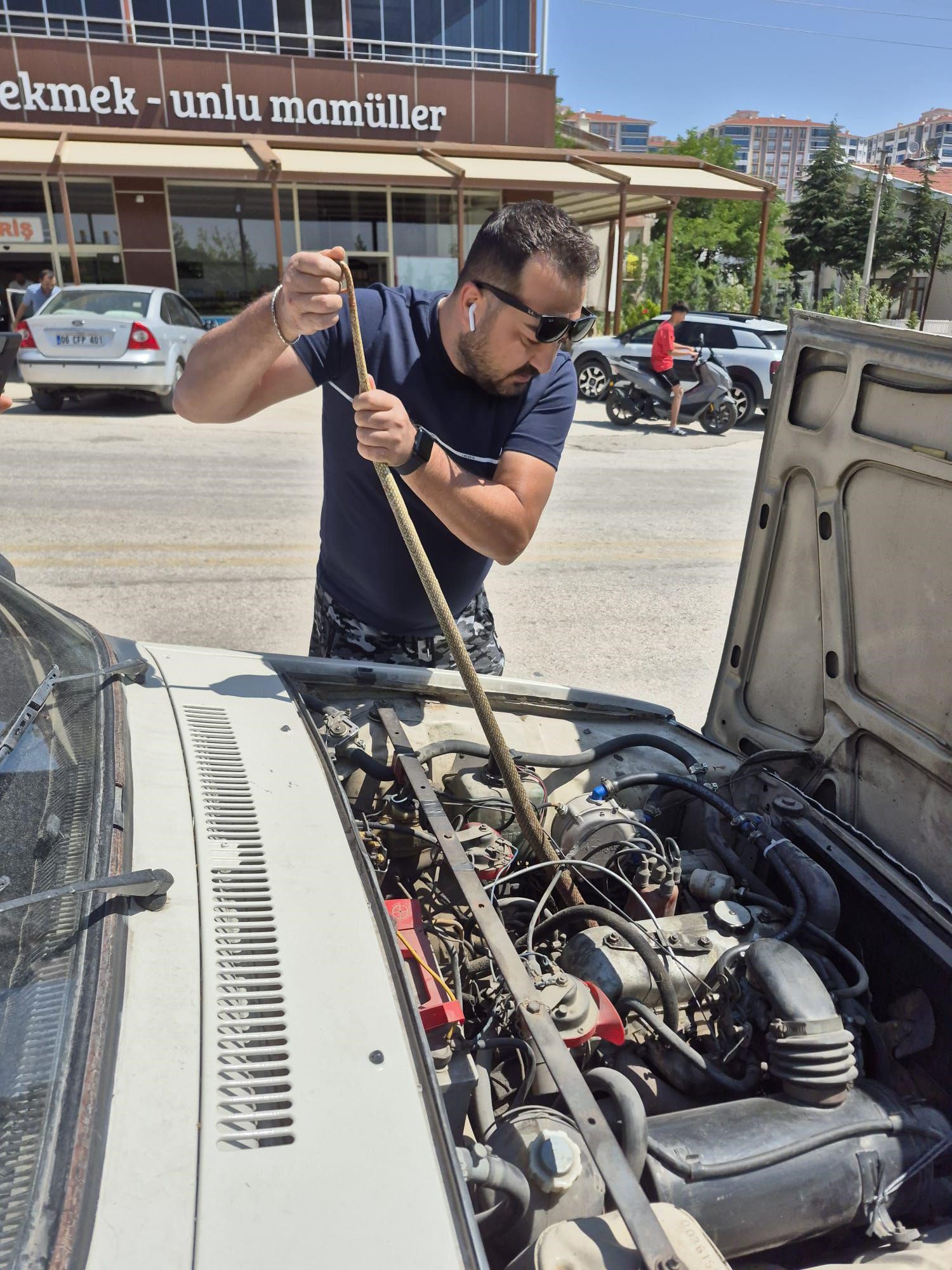 Aracin Motoruna Giren Yilani Boyle Cikardi (1)