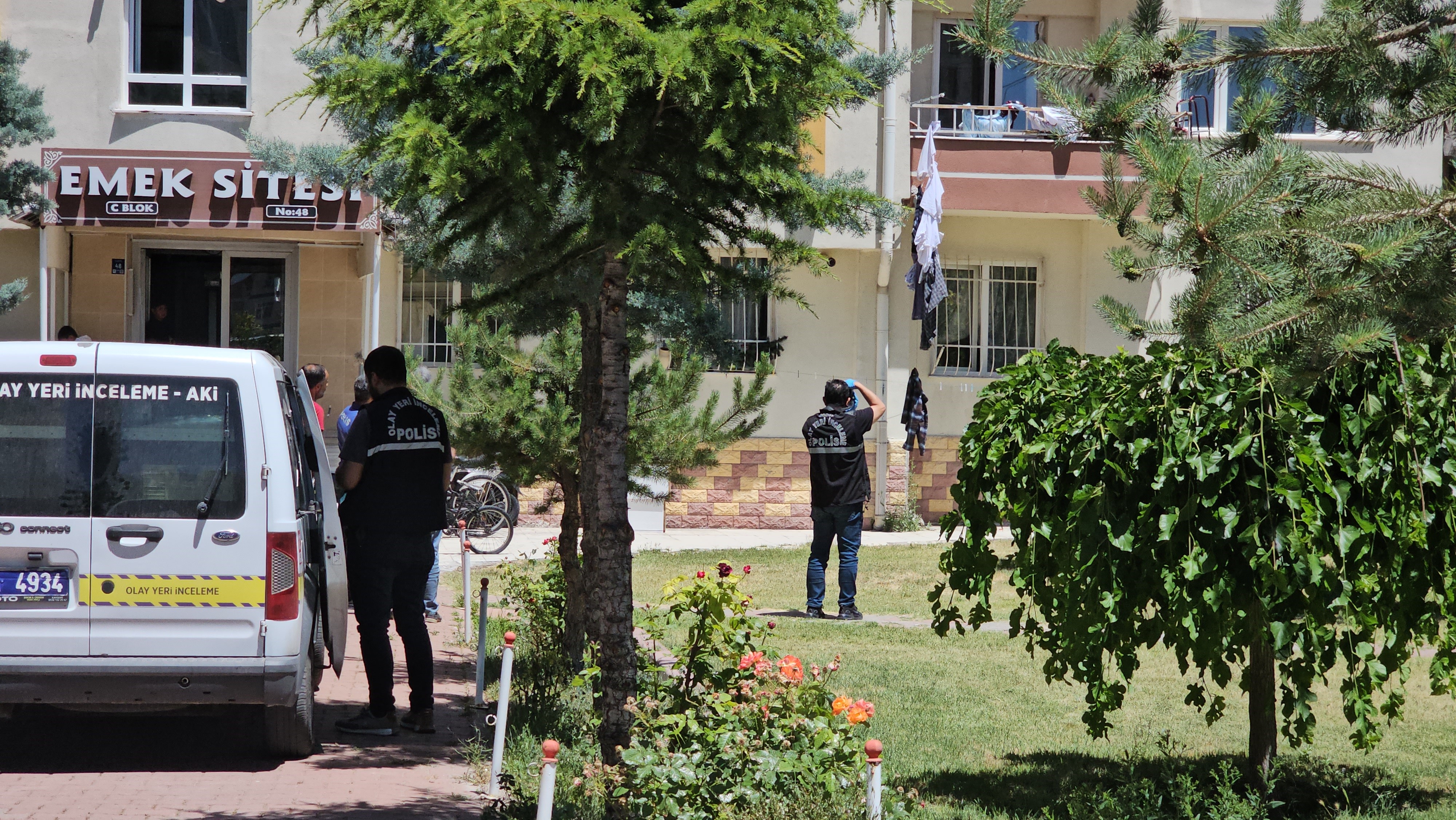 Balkondan Dusen Yasli Adami Camasir Ipi Kurtardi (2)