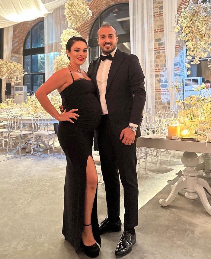 Ezgi Mola Ve Mustafa Aksakalli Bosandi (1)