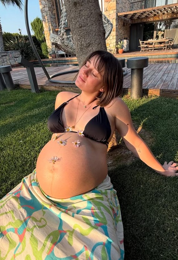 Gizem Karaca Anne Oldu Ismi Cok Sevildi (2)