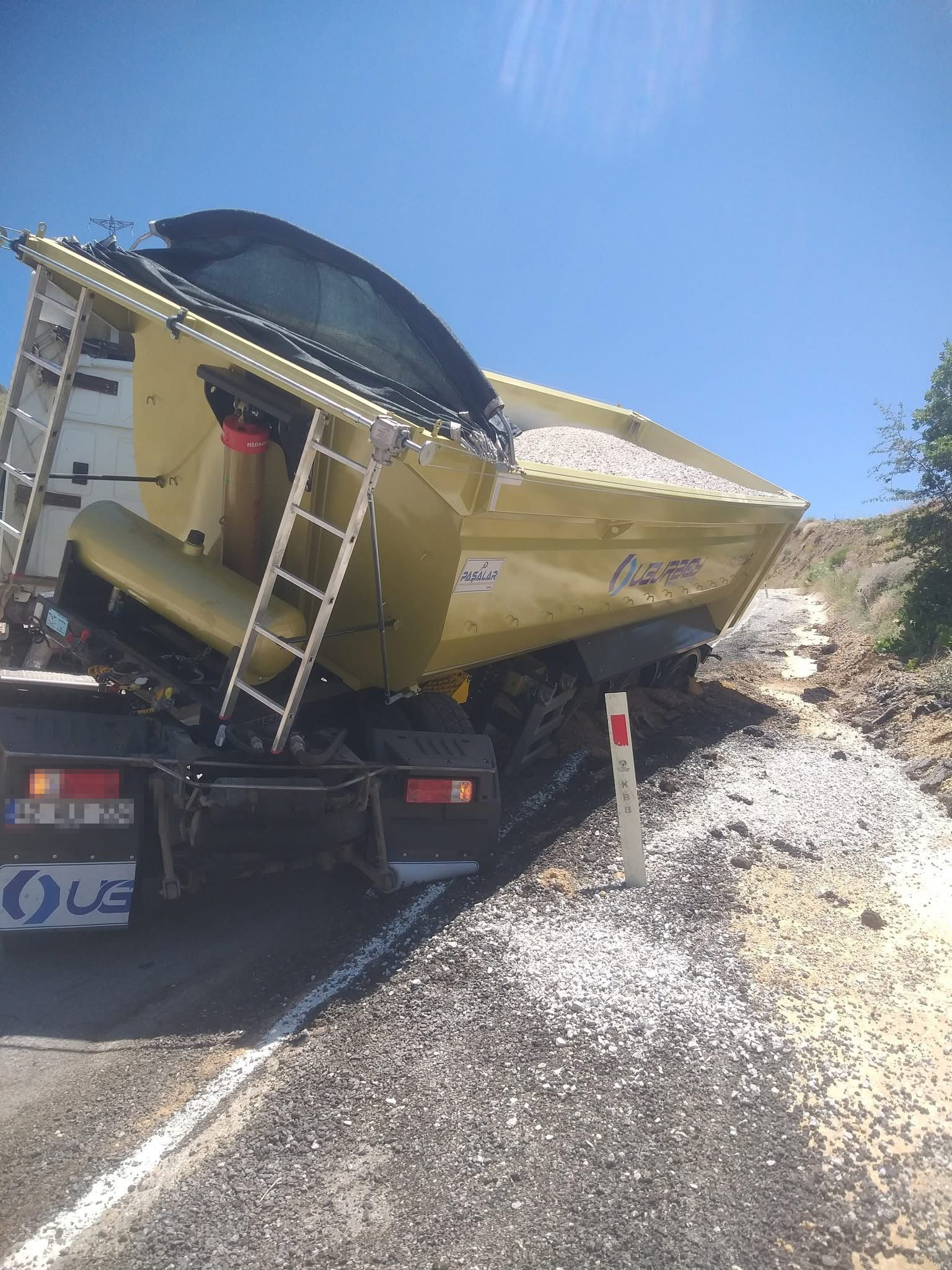 Hafriyat Kamyonu Rampada Makasladi Devriliyordu (4)